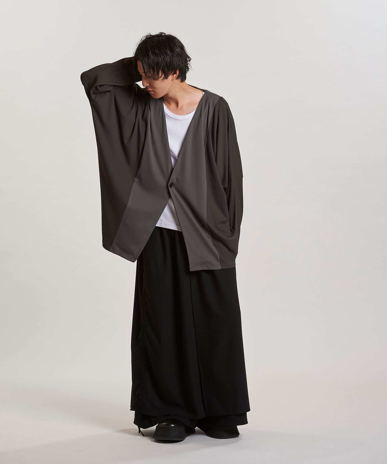 GRAY Model:H169cm
