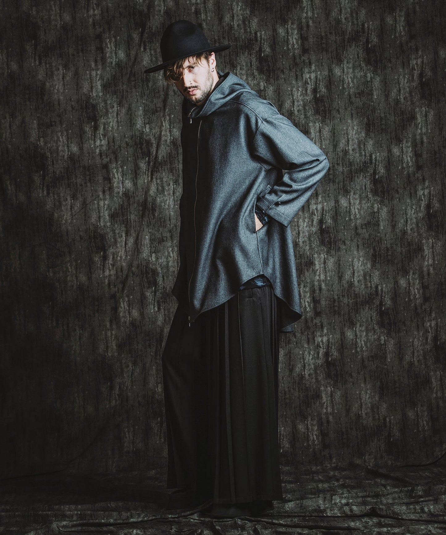 GRAY Model:H182cm