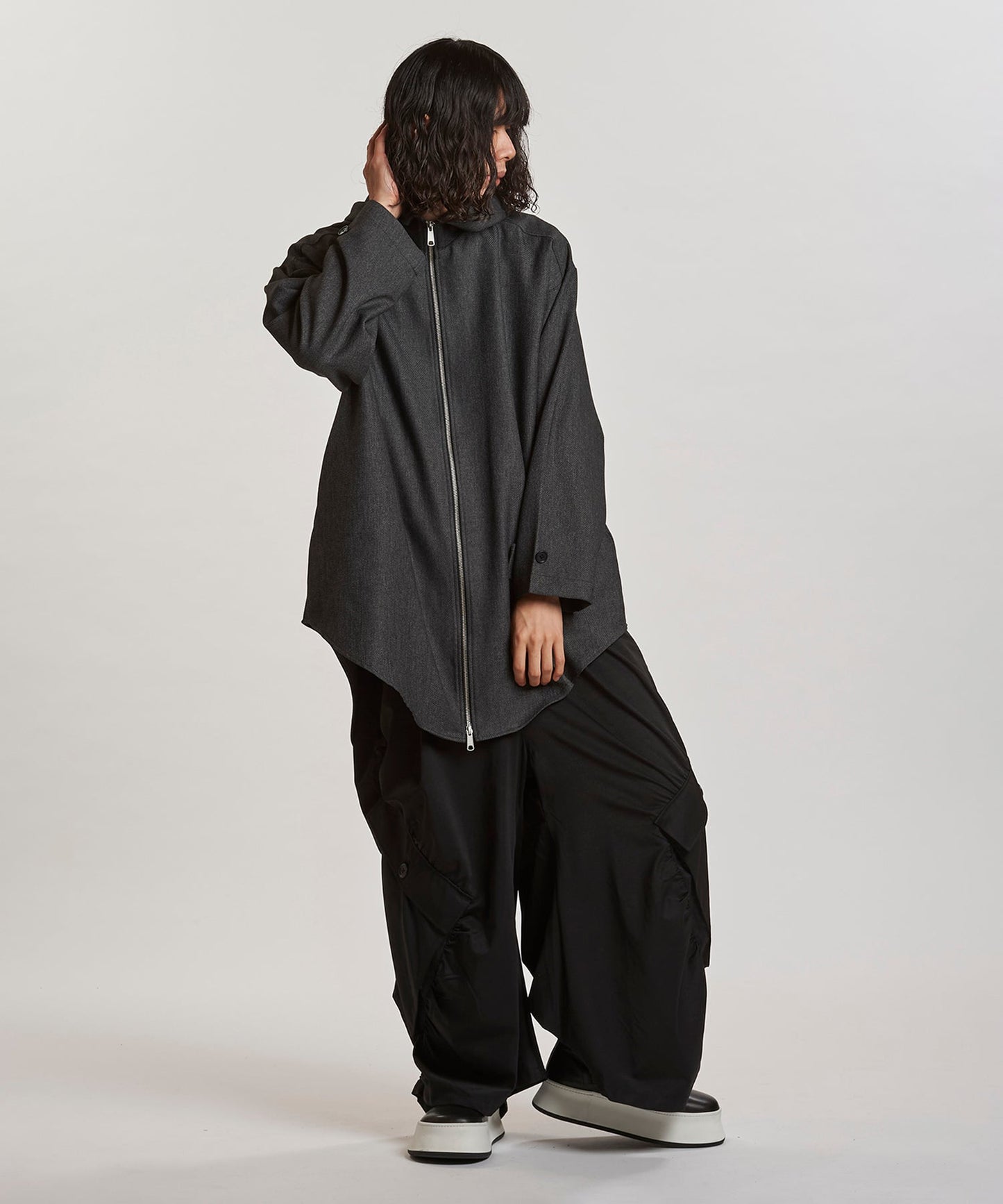 GRAY Model:H180cm