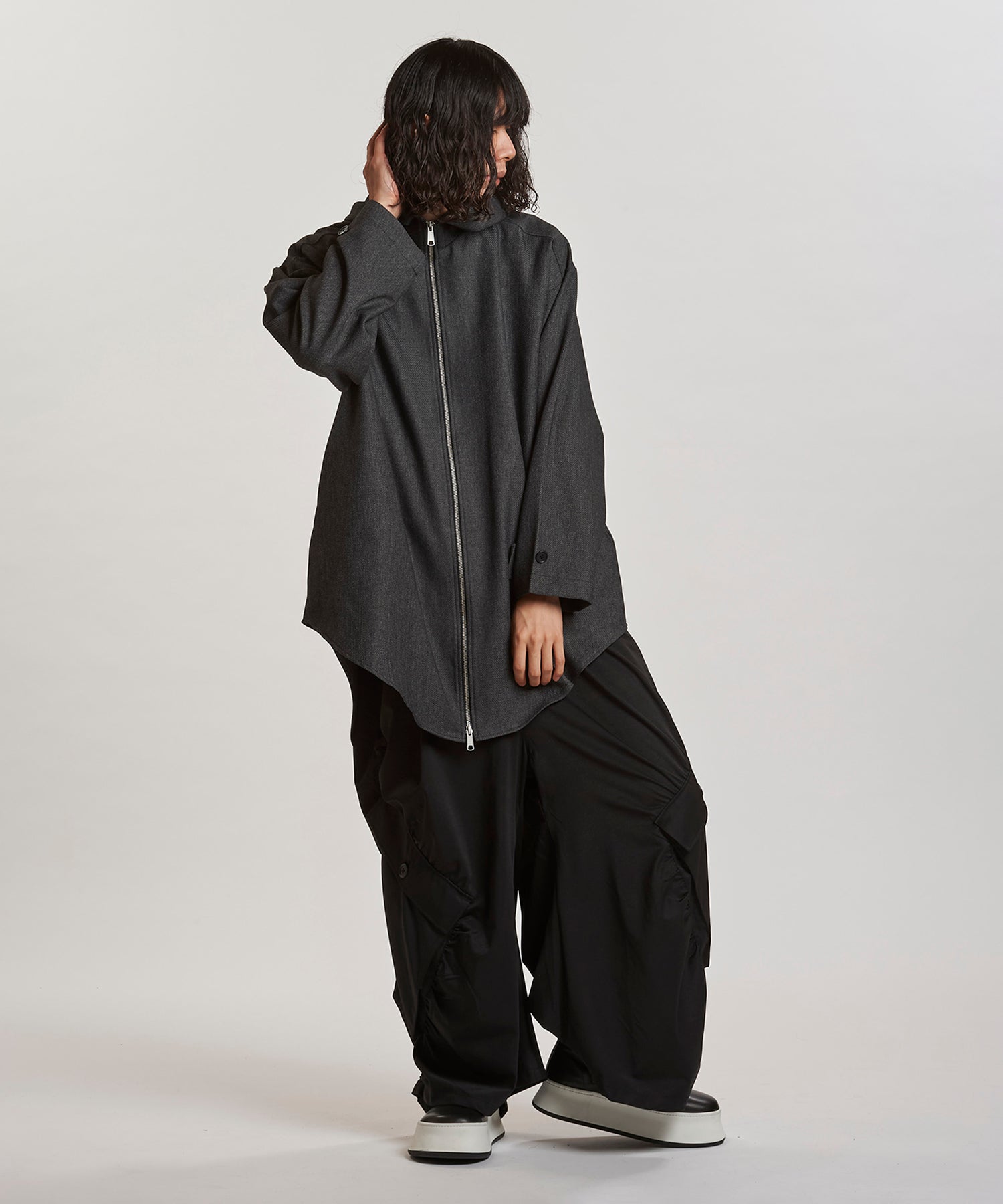 GRAY Model:H180cm