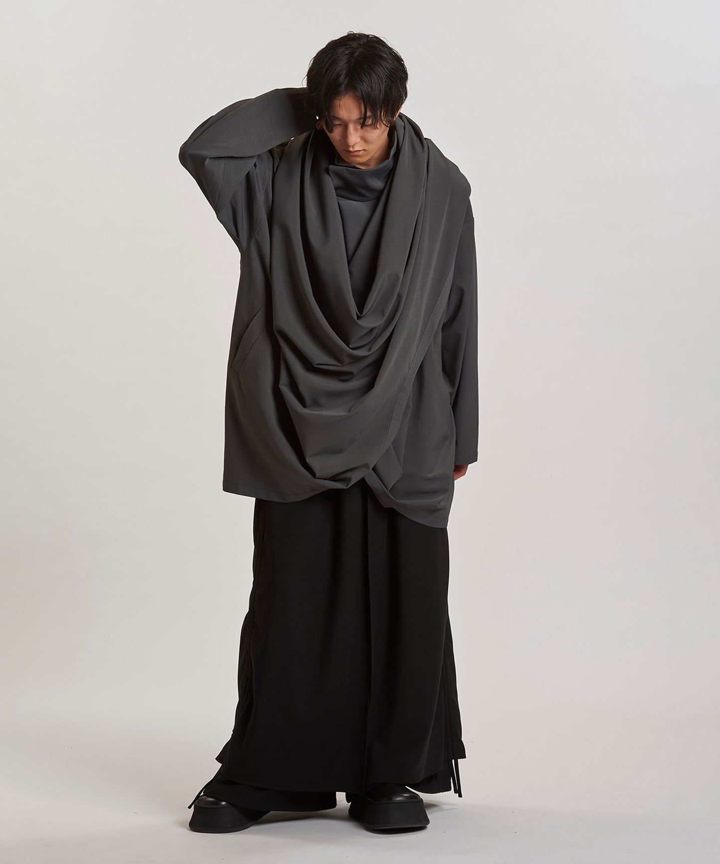 GRAY Model:H169cm