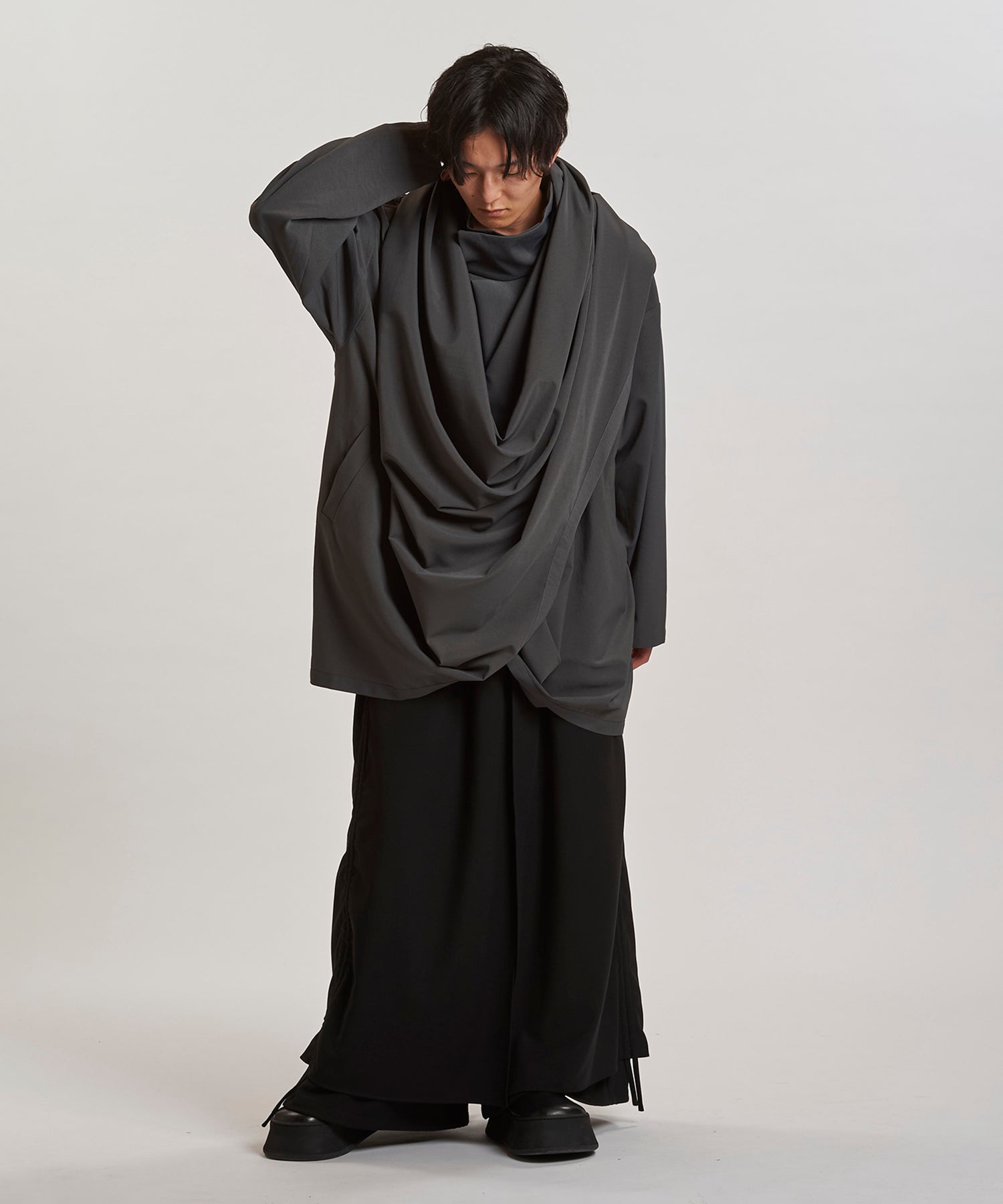 GRAY Model:H169cm