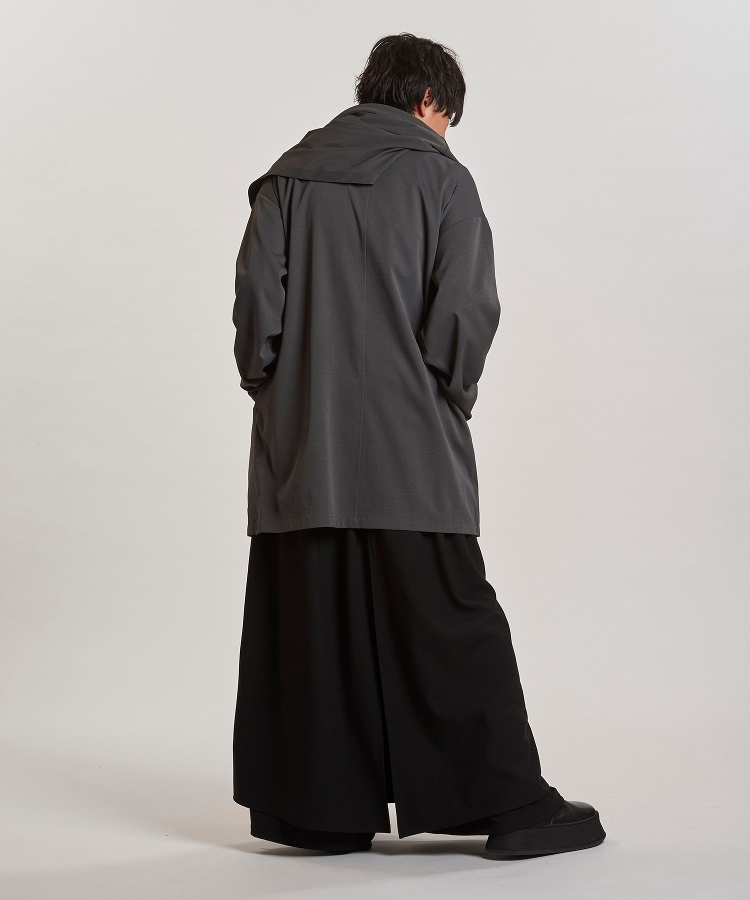 GRAY Model:H169cm