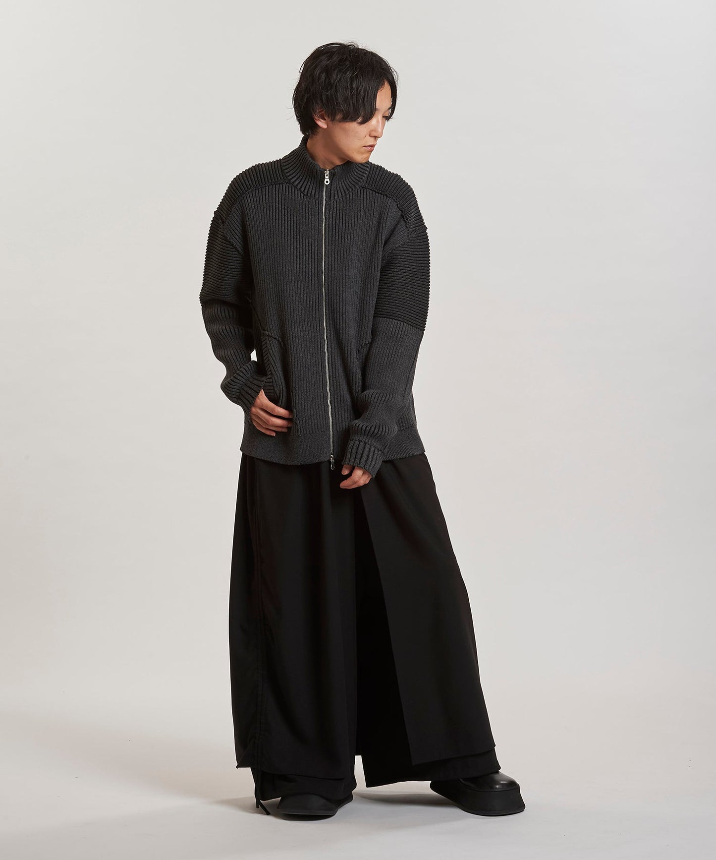 GRAY Model:H169cm