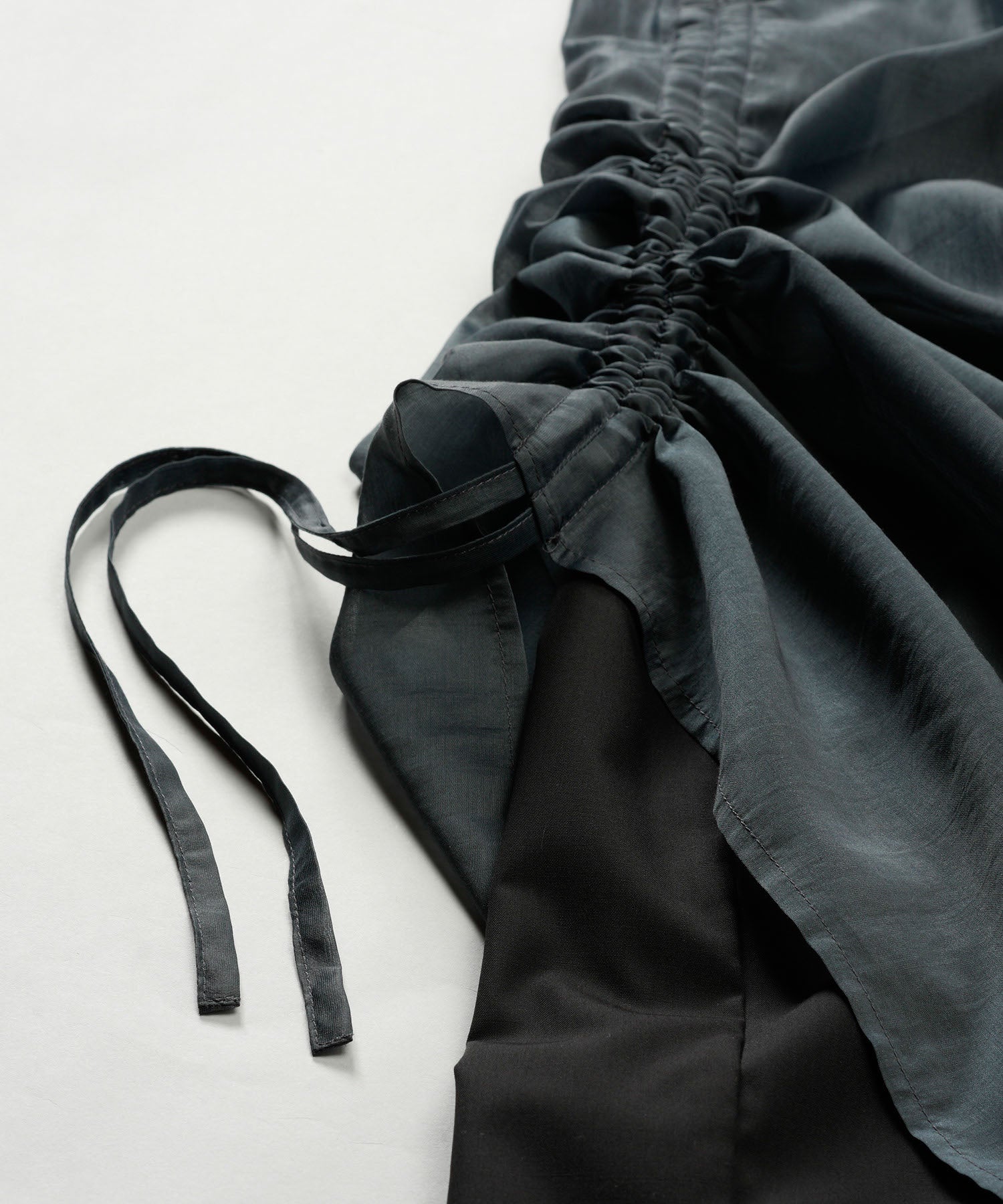 ドローストリングスレイヤードバギートラウザーズ