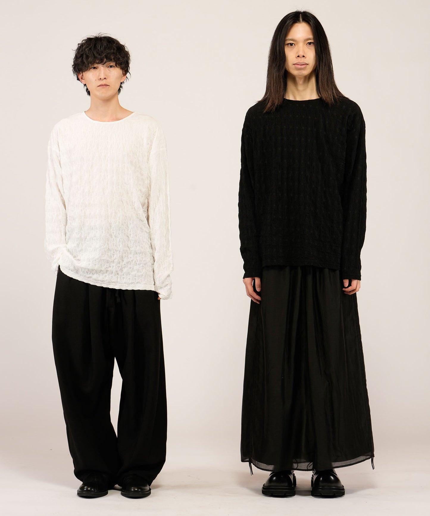 WHITE Model:H169cm / BLACK Model:H180cm