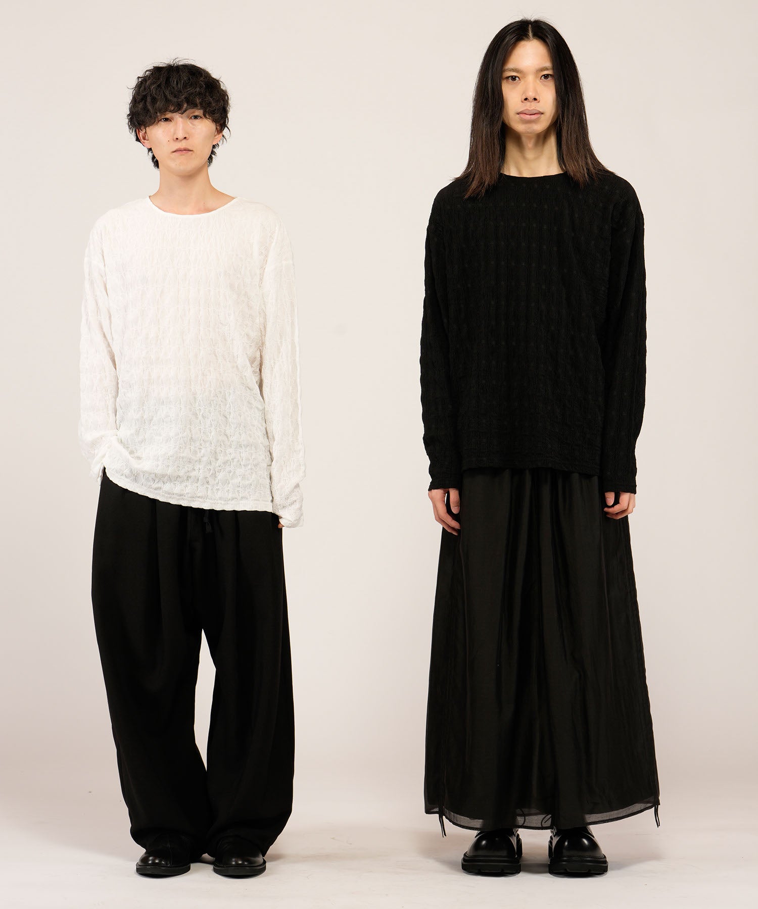 WHITE Model:H169cm / BLACK Model:H180cm