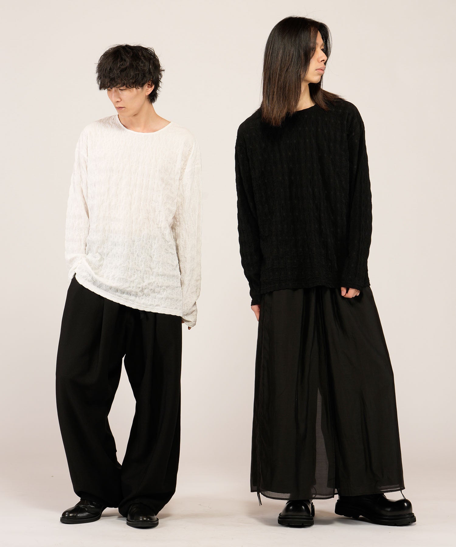 WHITE Model:H169cm / BLACK Model:H180cm