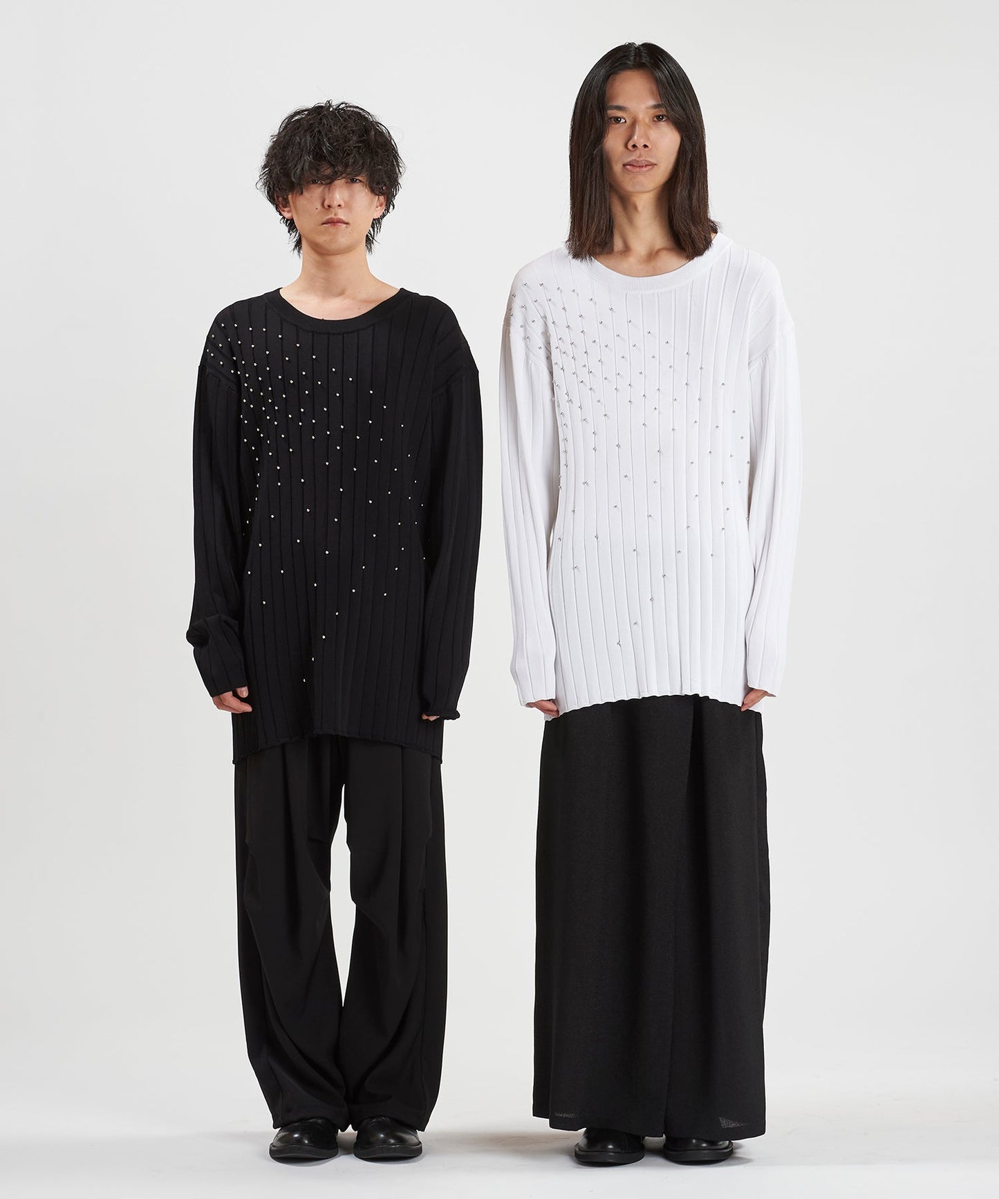 BLACK Model:H169cm / WHITE Model:H180cm