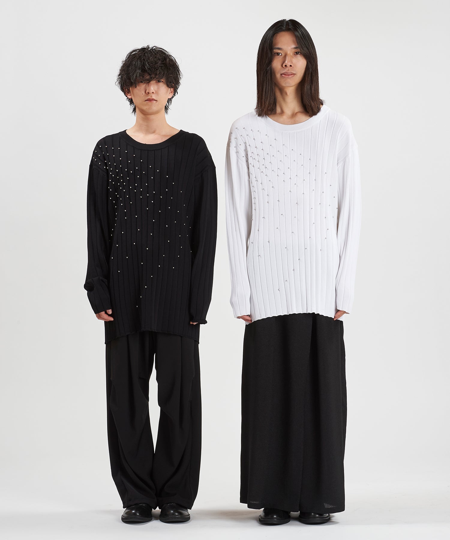 BLACK Model:H169cm / WHITE Model:H180cm