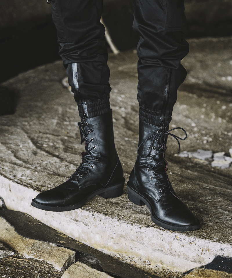 8-hole lace-up boots