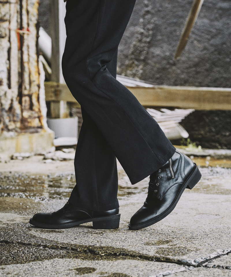 8-hole lace-up boots