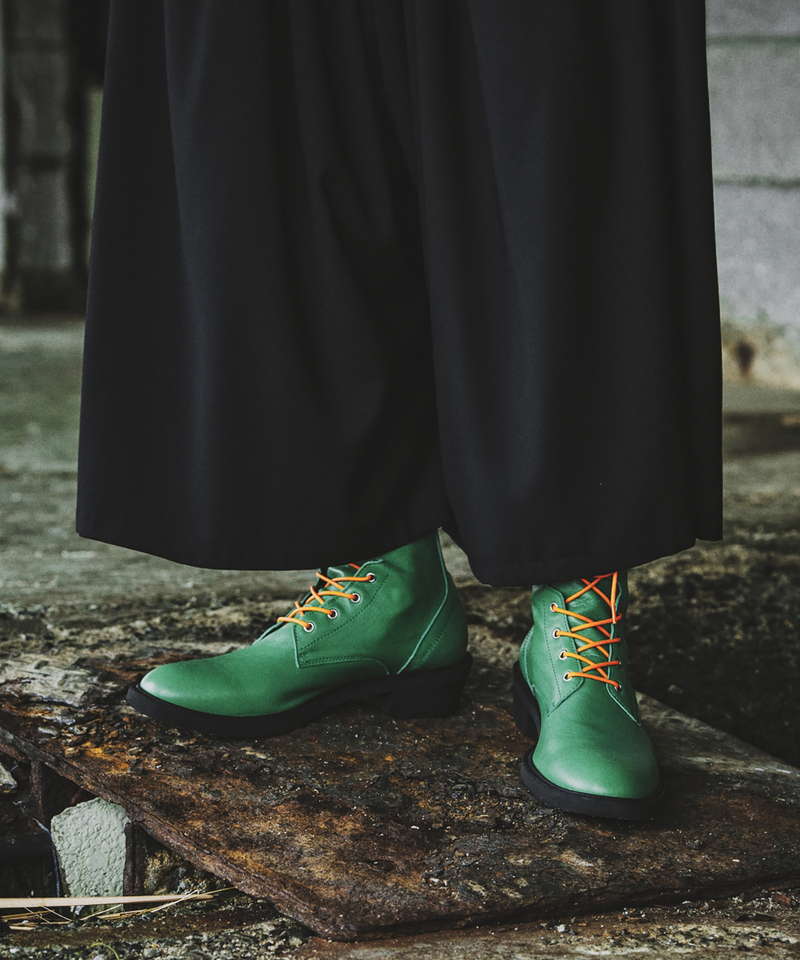 8-hole lace-up boots