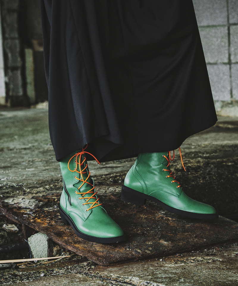 8-hole lace-up boots