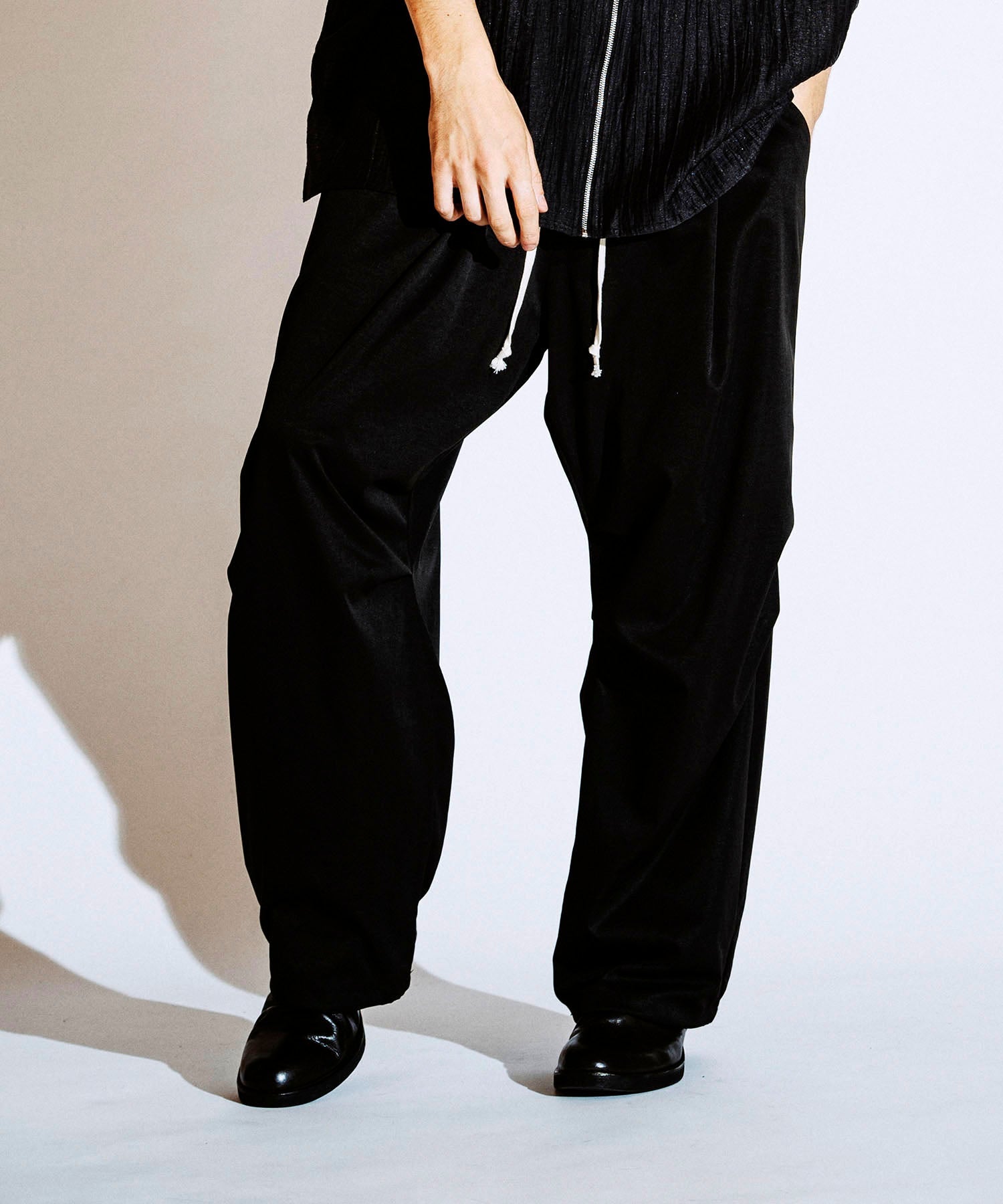 夏に履くグレーウールトラウザー。 【2P TROUSER canonico