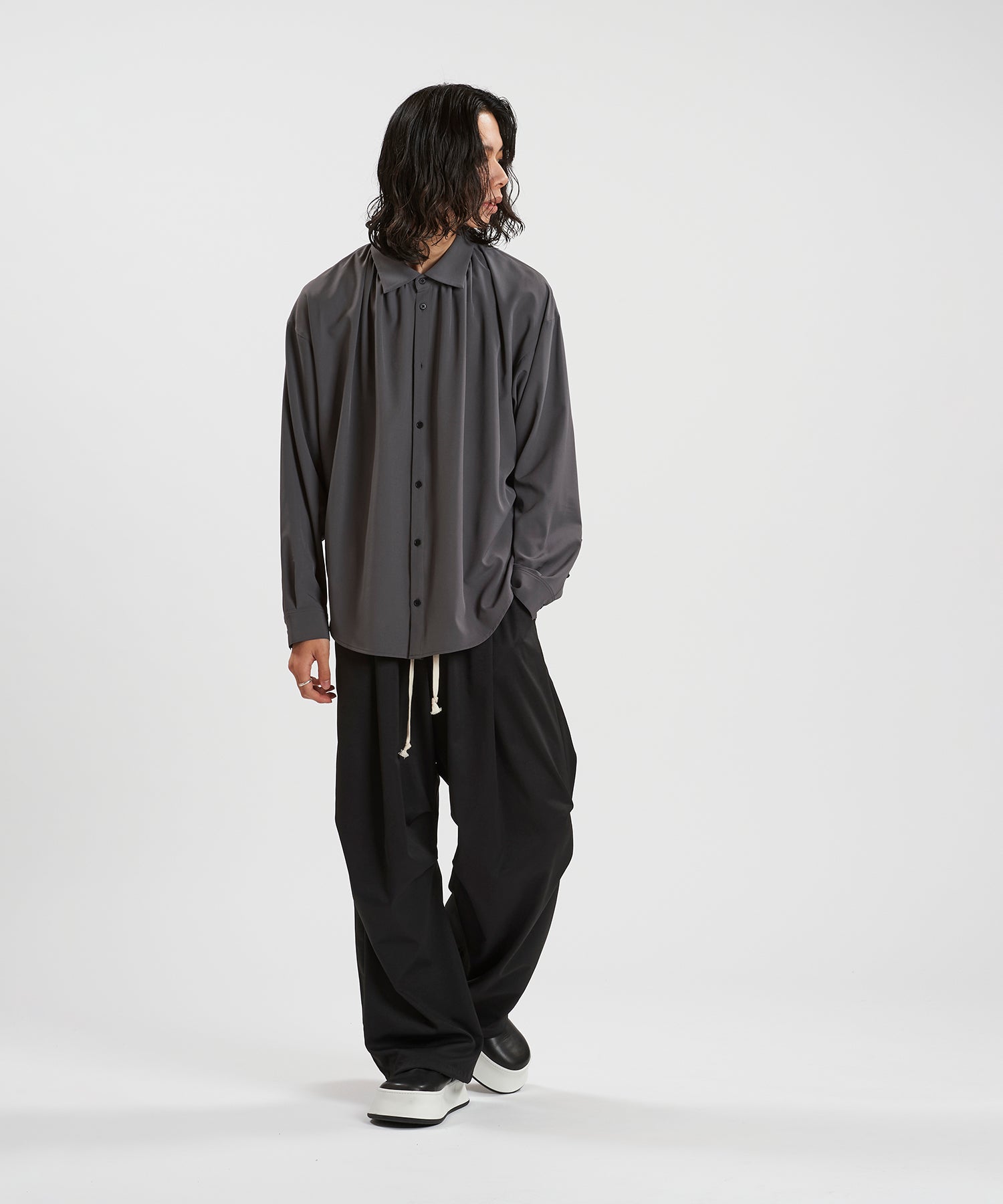 GRAY Model:H180cm
