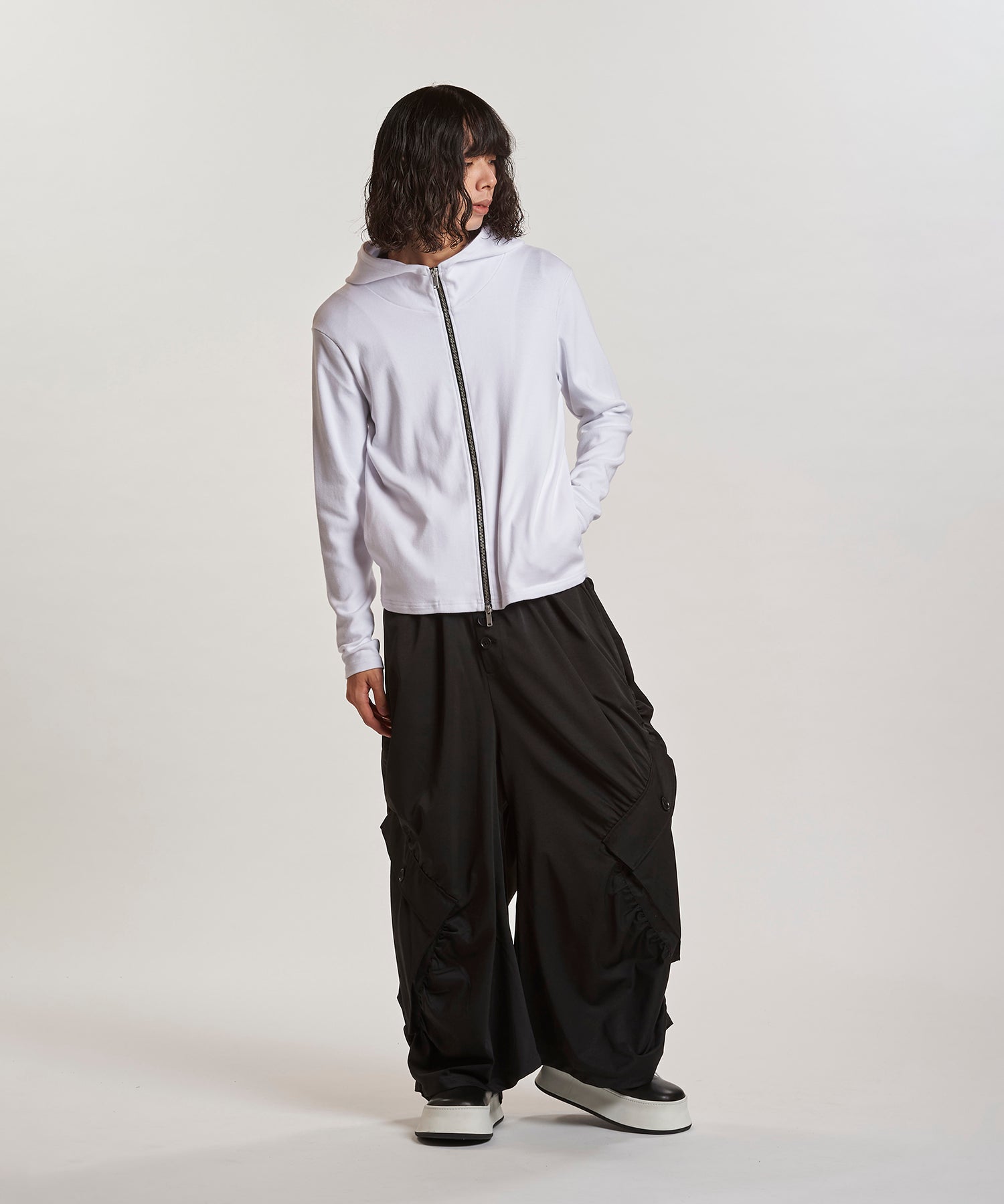 WHITE Model:H180cm