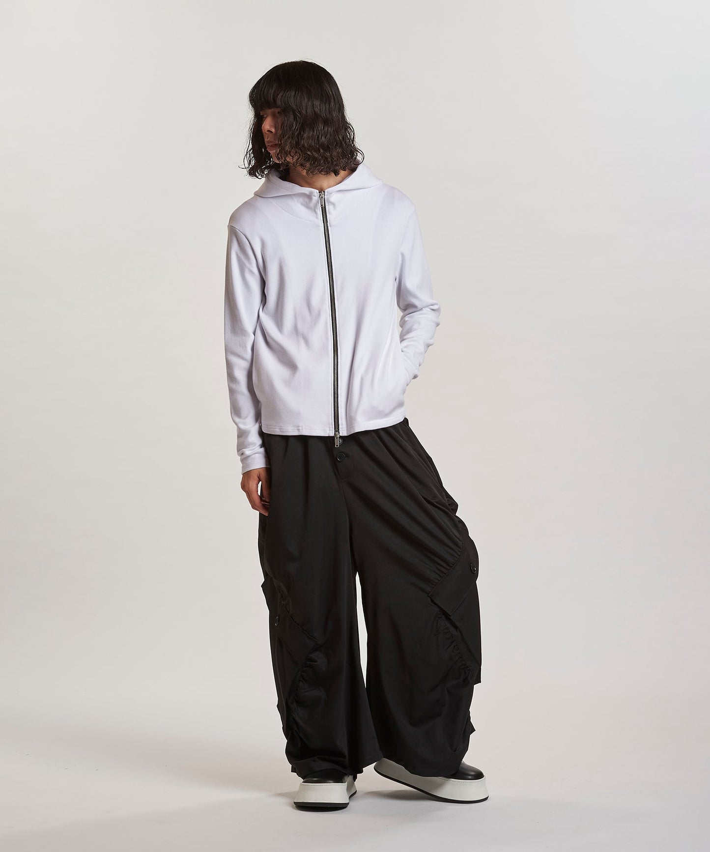 WHITE Model:H180cm