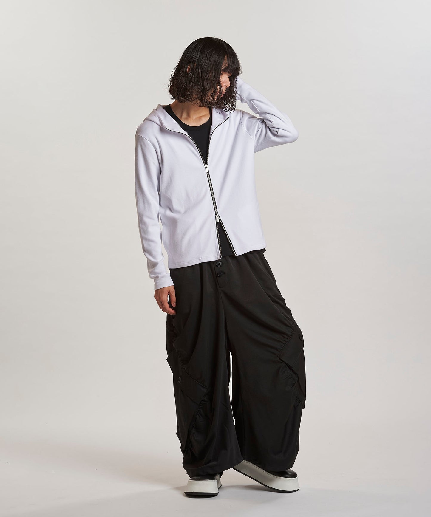 WHITE Model:H180cm