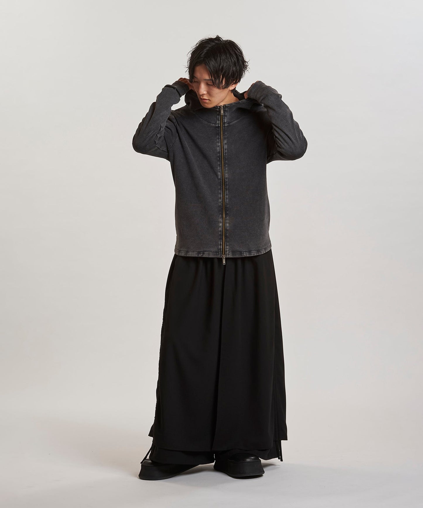 GRAY Model:H169cm