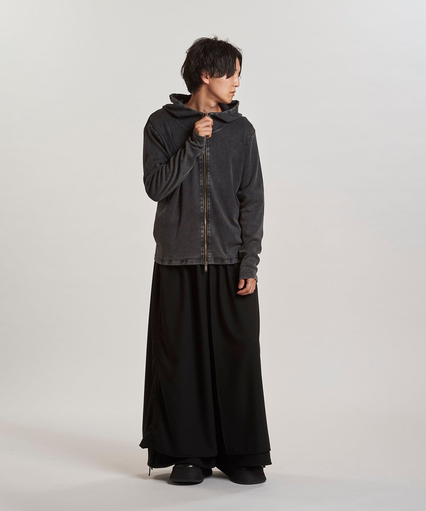 GRAY Model:H169cm
