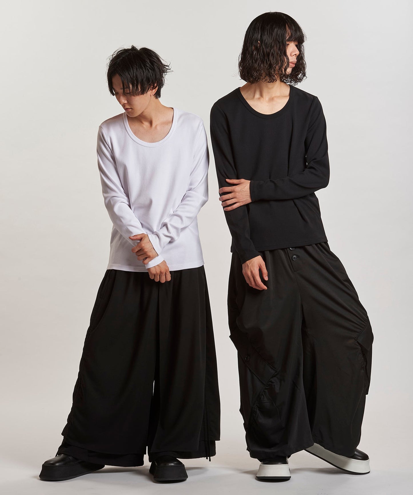 WHITE Model:H169cm / BLACK Model:H180cm