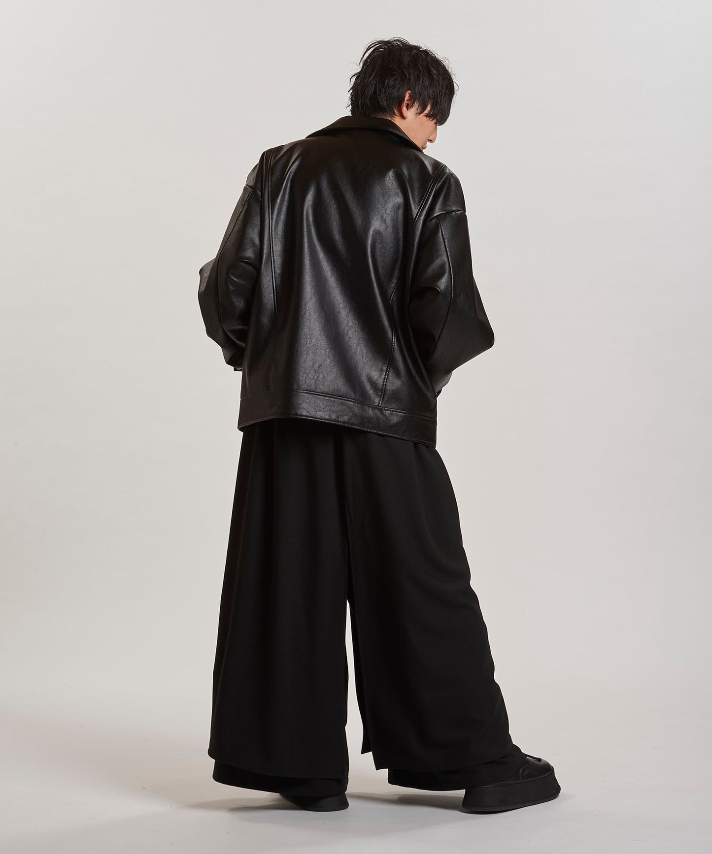 BLACK Model:H169cm