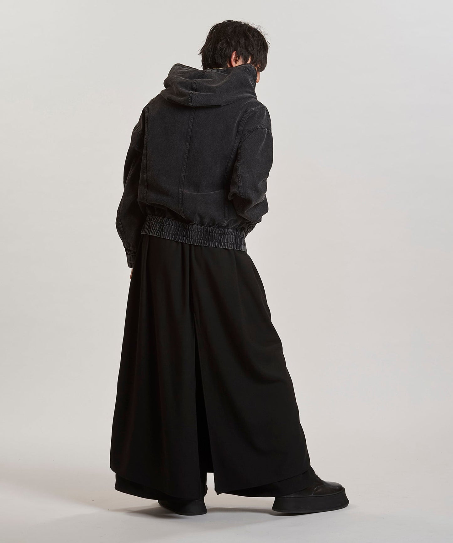 GRAY Model:H169cm