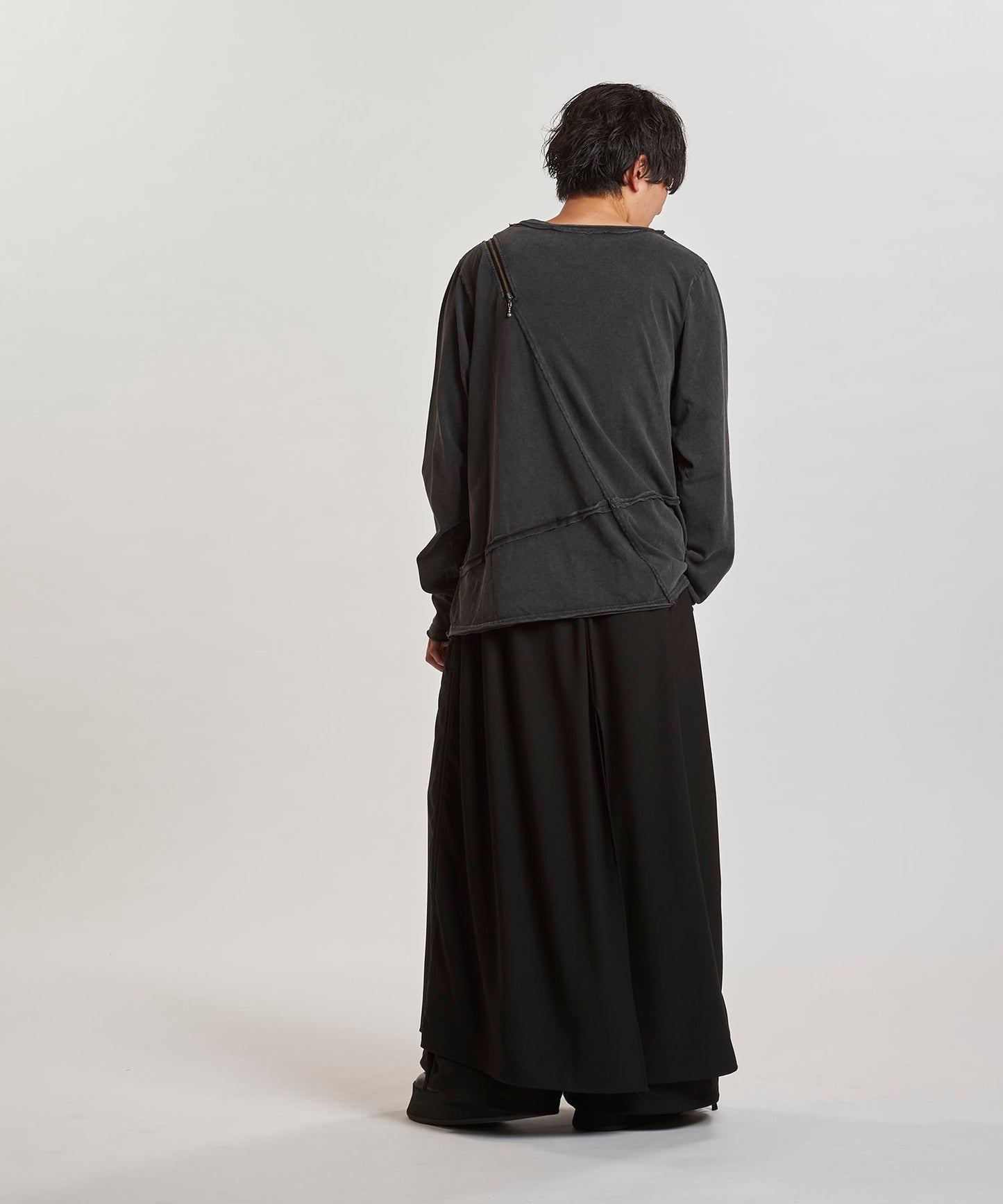 GRAY Model:H169cm