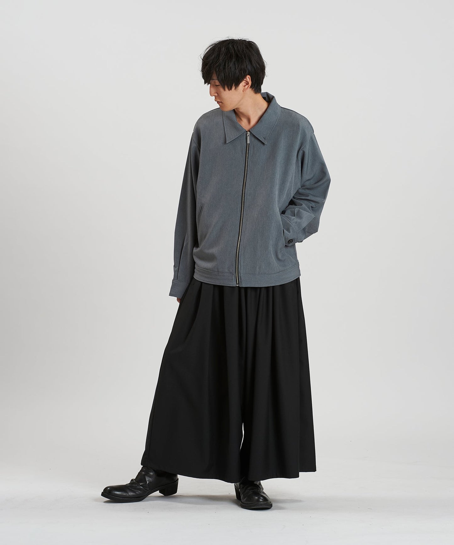 GRAY Model:H169cm