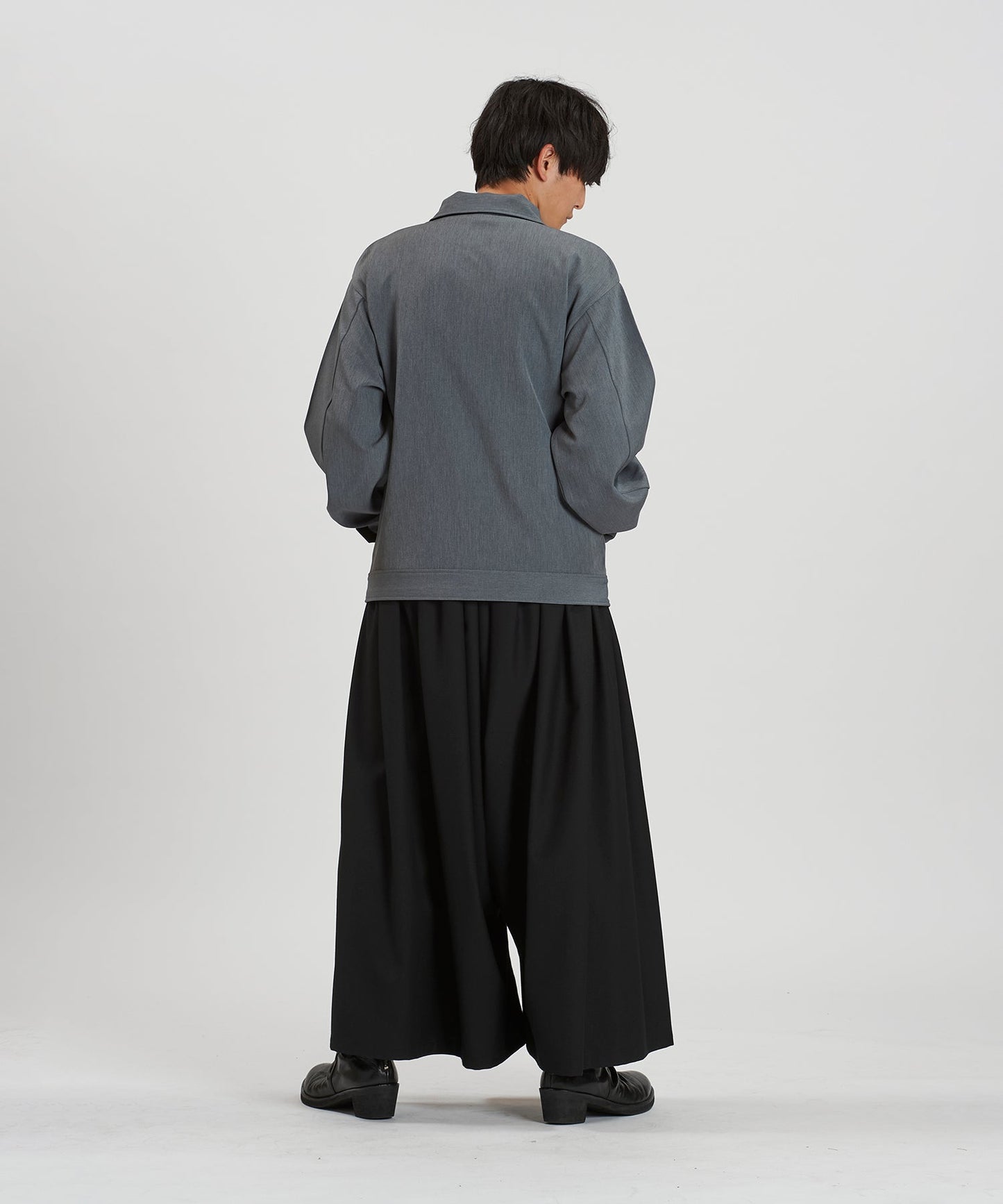GRAY Model:H169cm