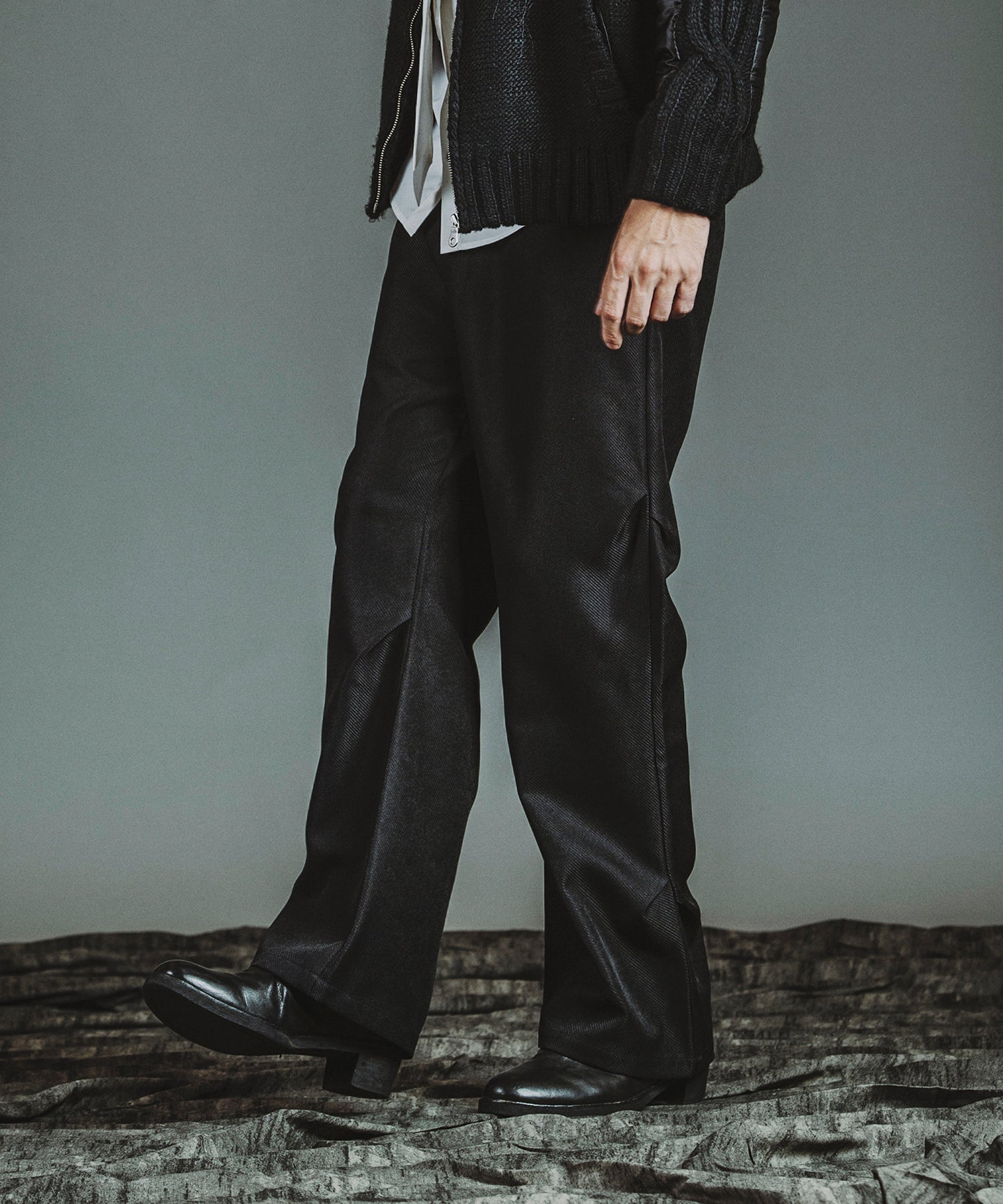 ワイドレッグタックトラウザース – NO ID.