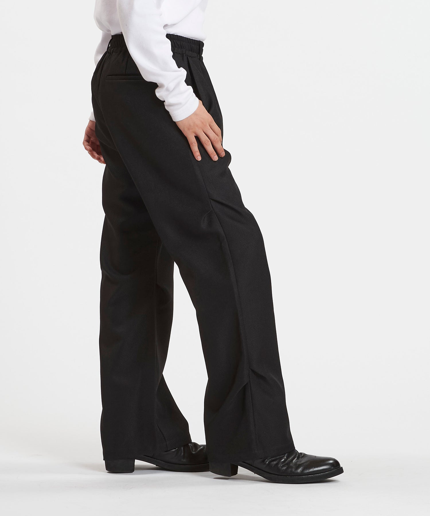 ワイドレッグタックトラウザース – NO ID.