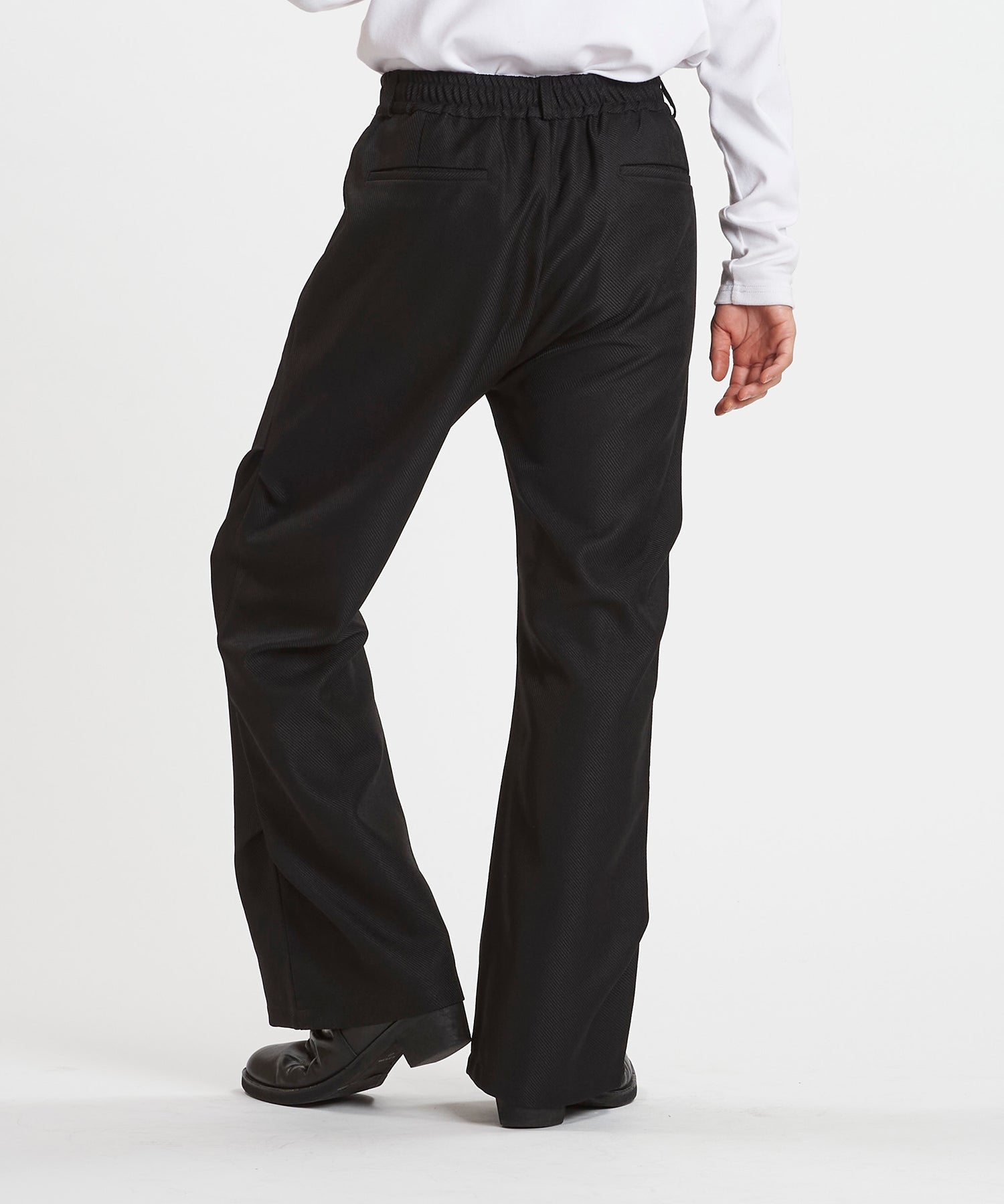 ワイドレッグタックトラウザース – NO ID.