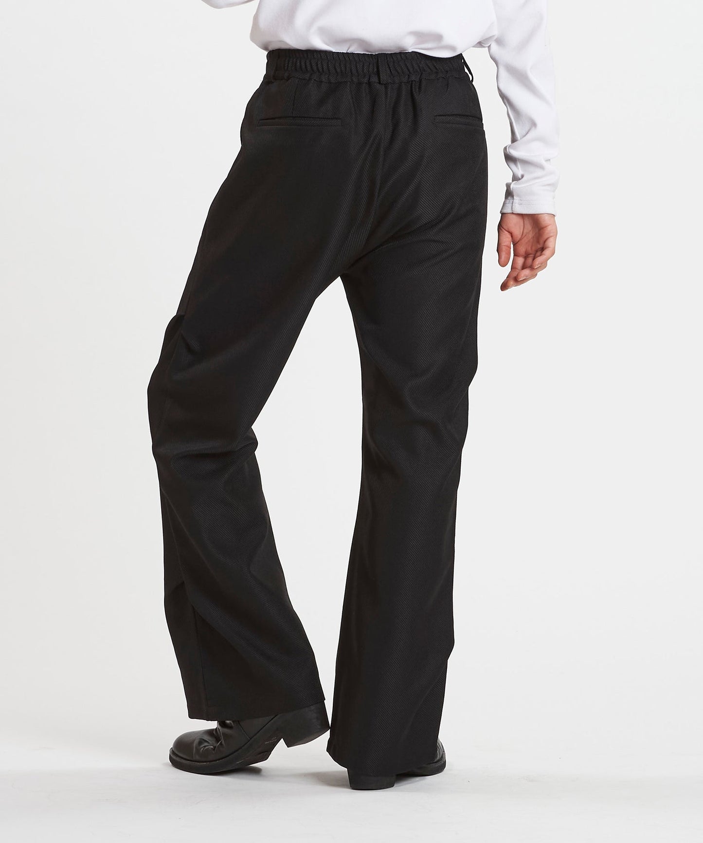 ワイドレッグタックトラウザース