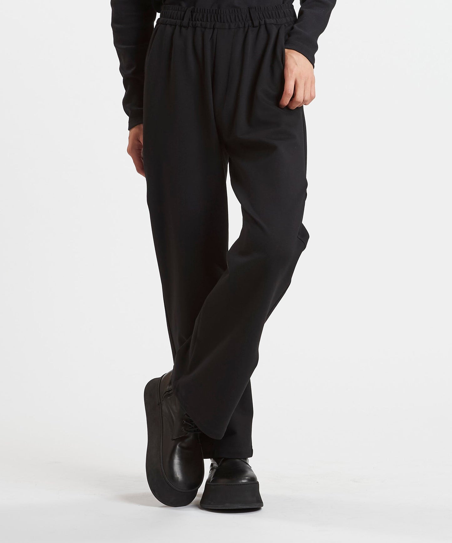 ワイドレッグタックトラウザース