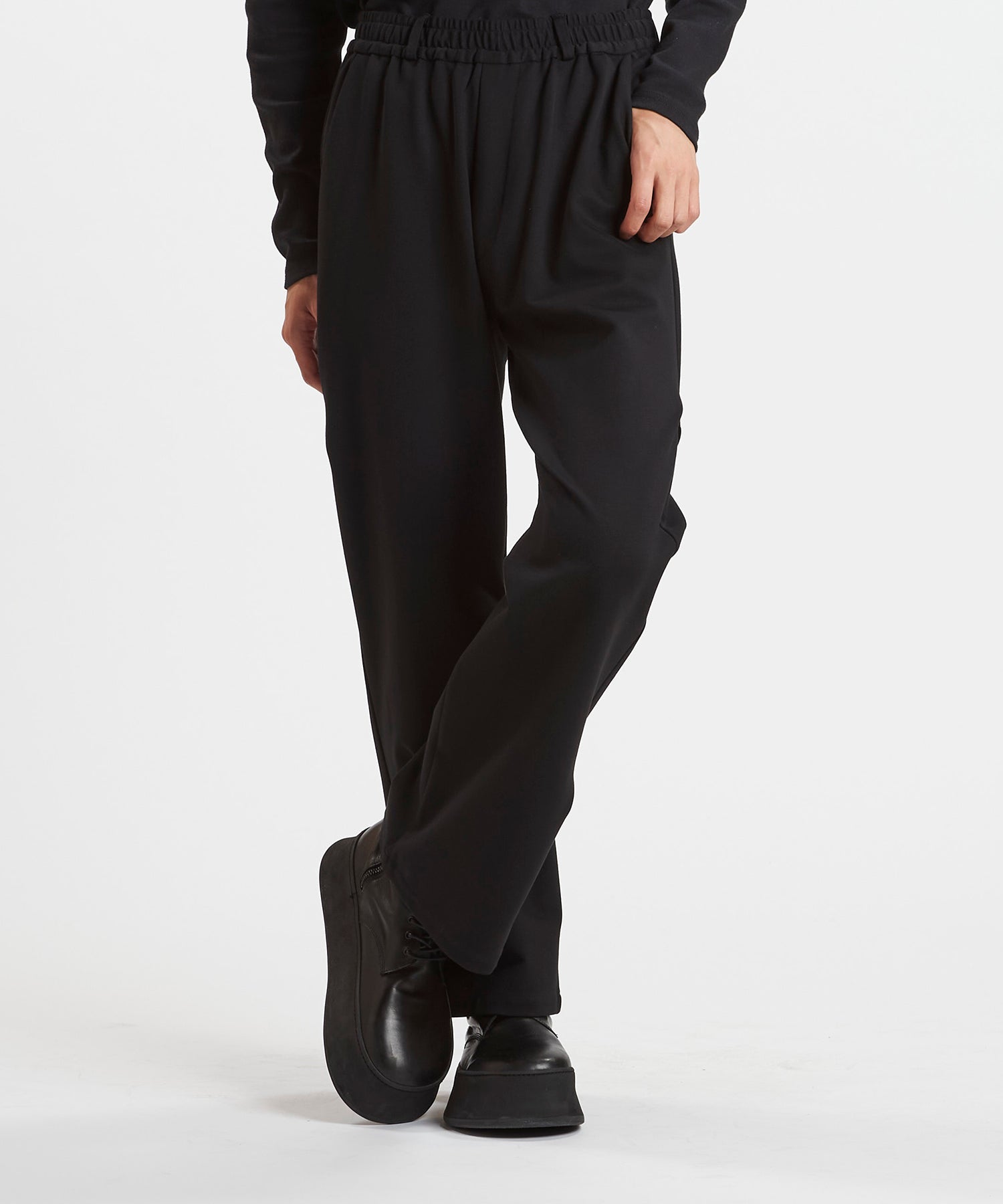 ワイドレッグタックトラウザース