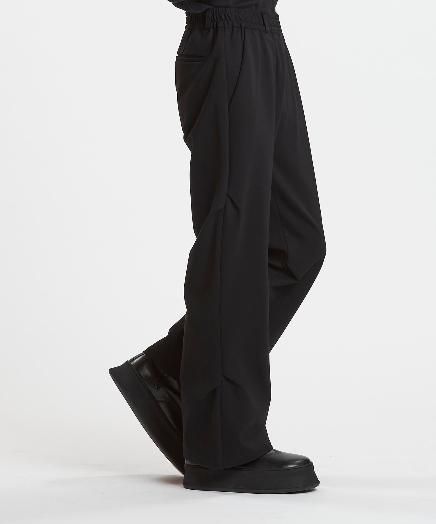 ワイドレッグタックトラウザース