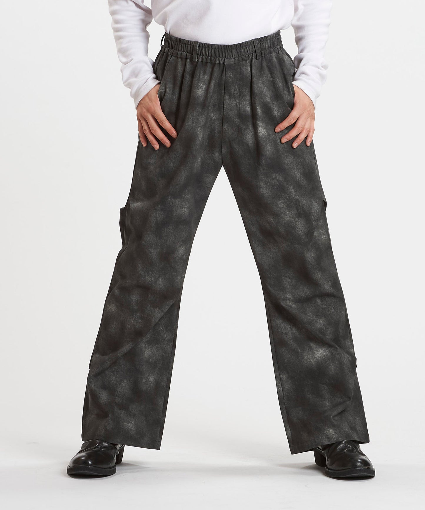 ワイドレッグタックトラウザース