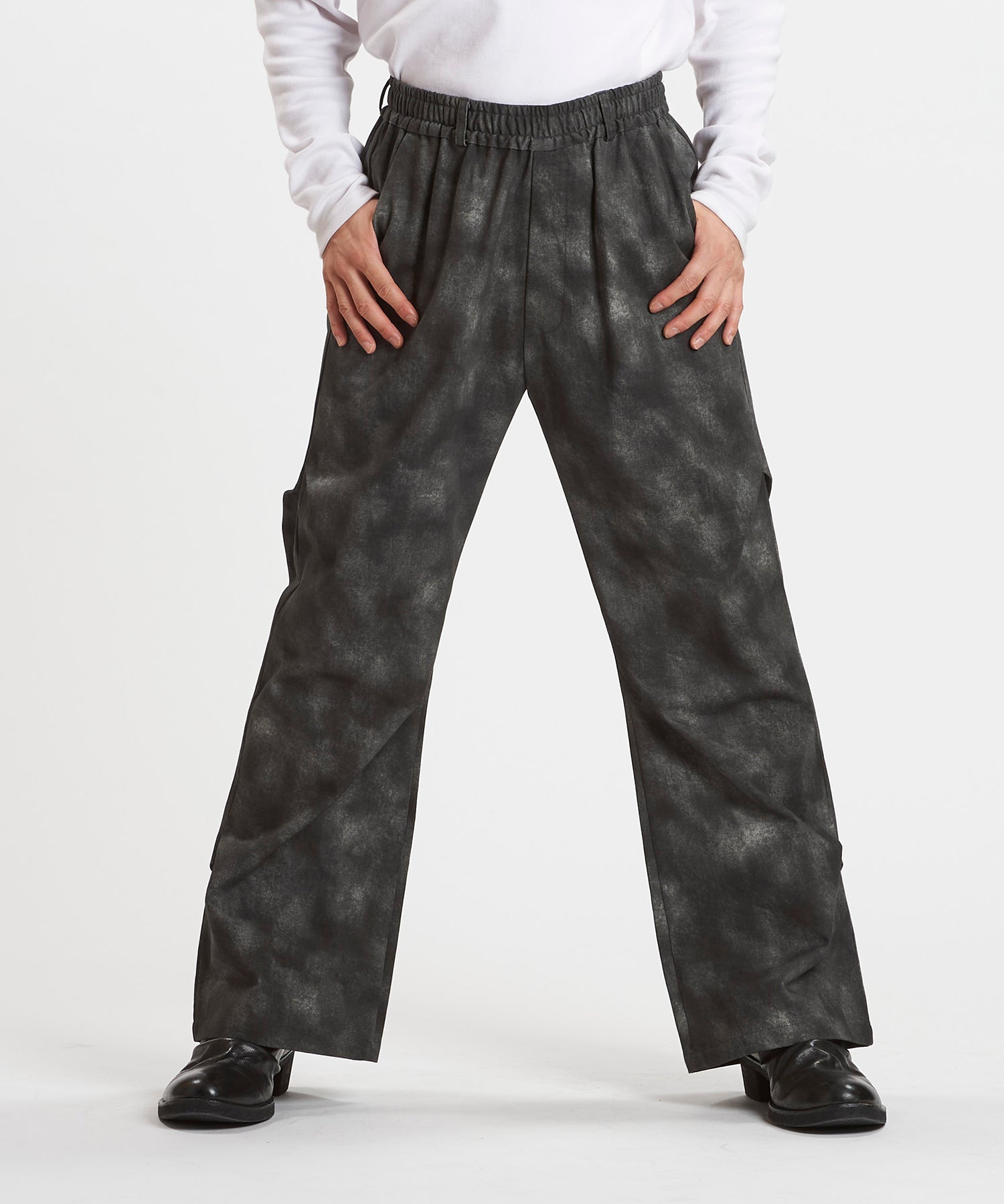 ワイドレッグタックトラウザース