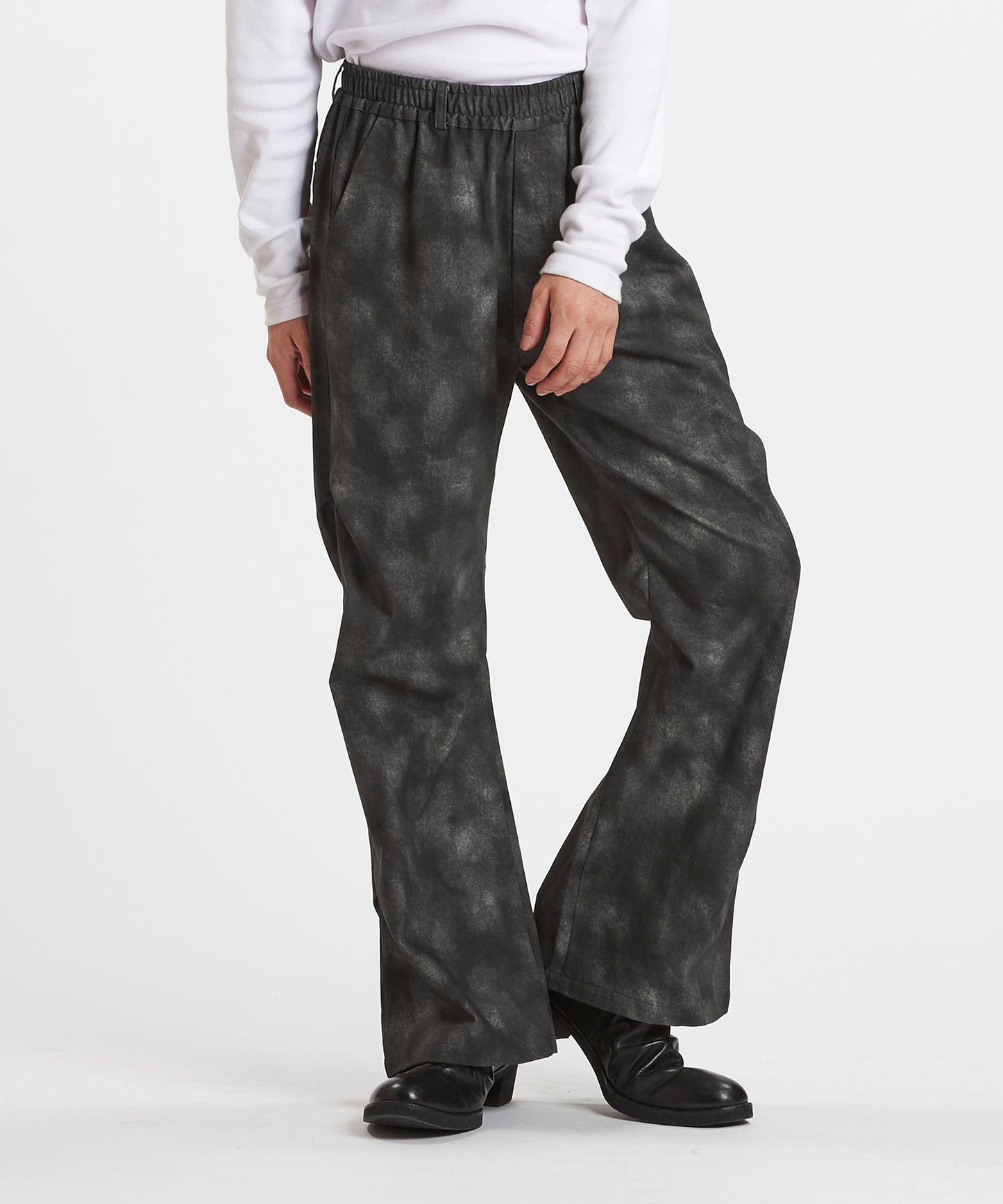 ワイドレッグタックトラウザース