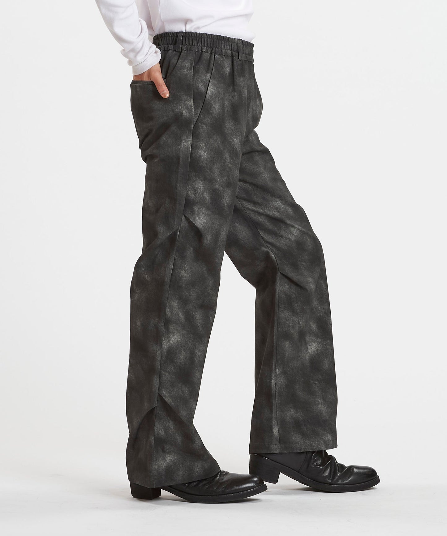ワイドレッグタックトラウザース