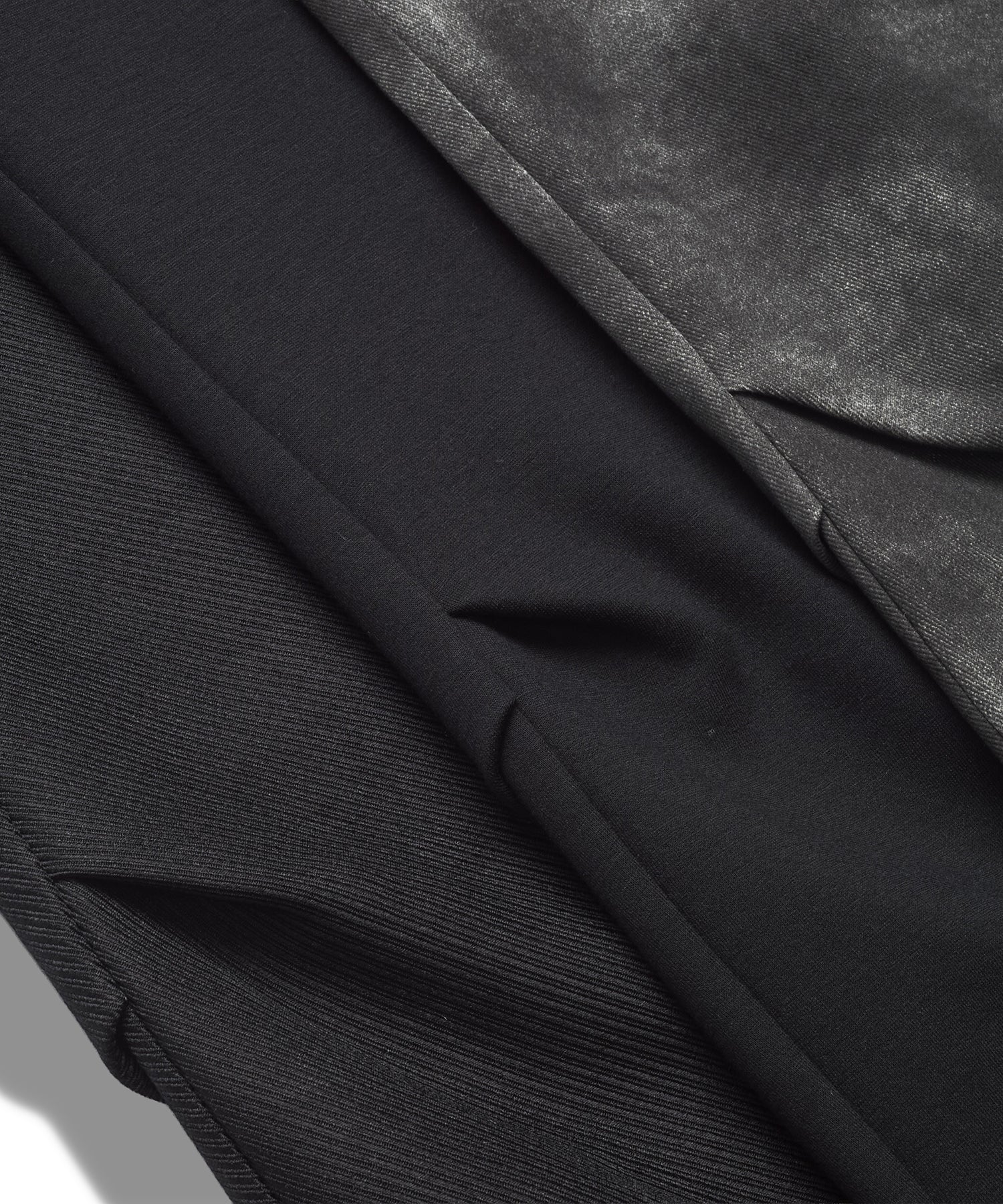 ワイドレッグタックトラウザース – NO ID.