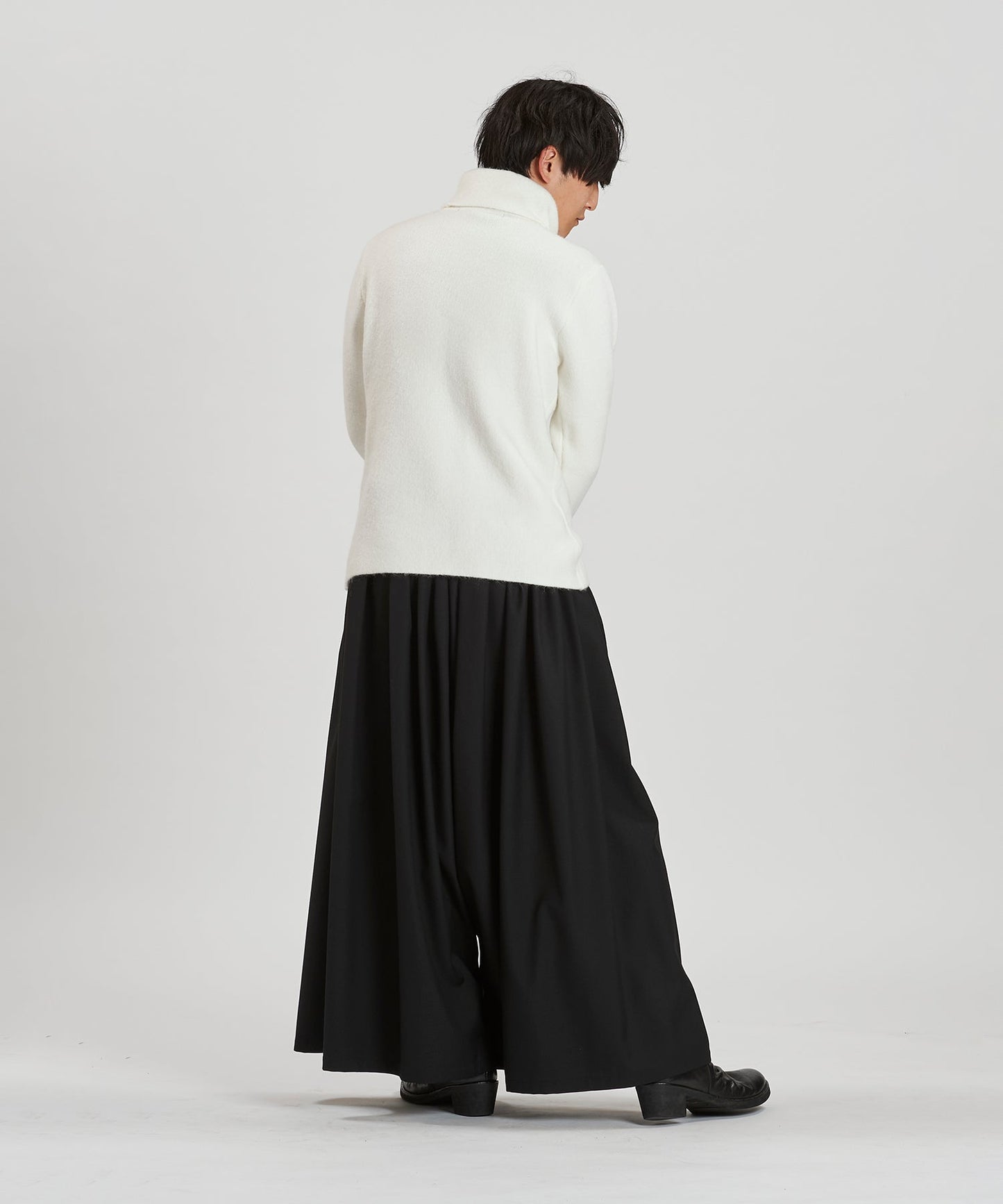 WHITE Model:H169cm