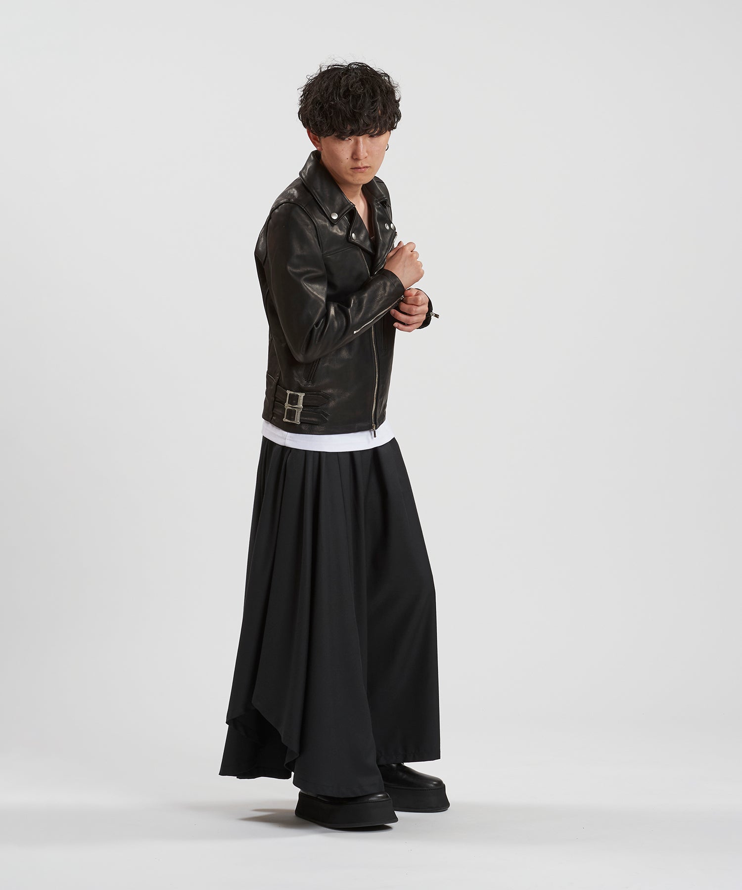 BLACK Model:H169cm