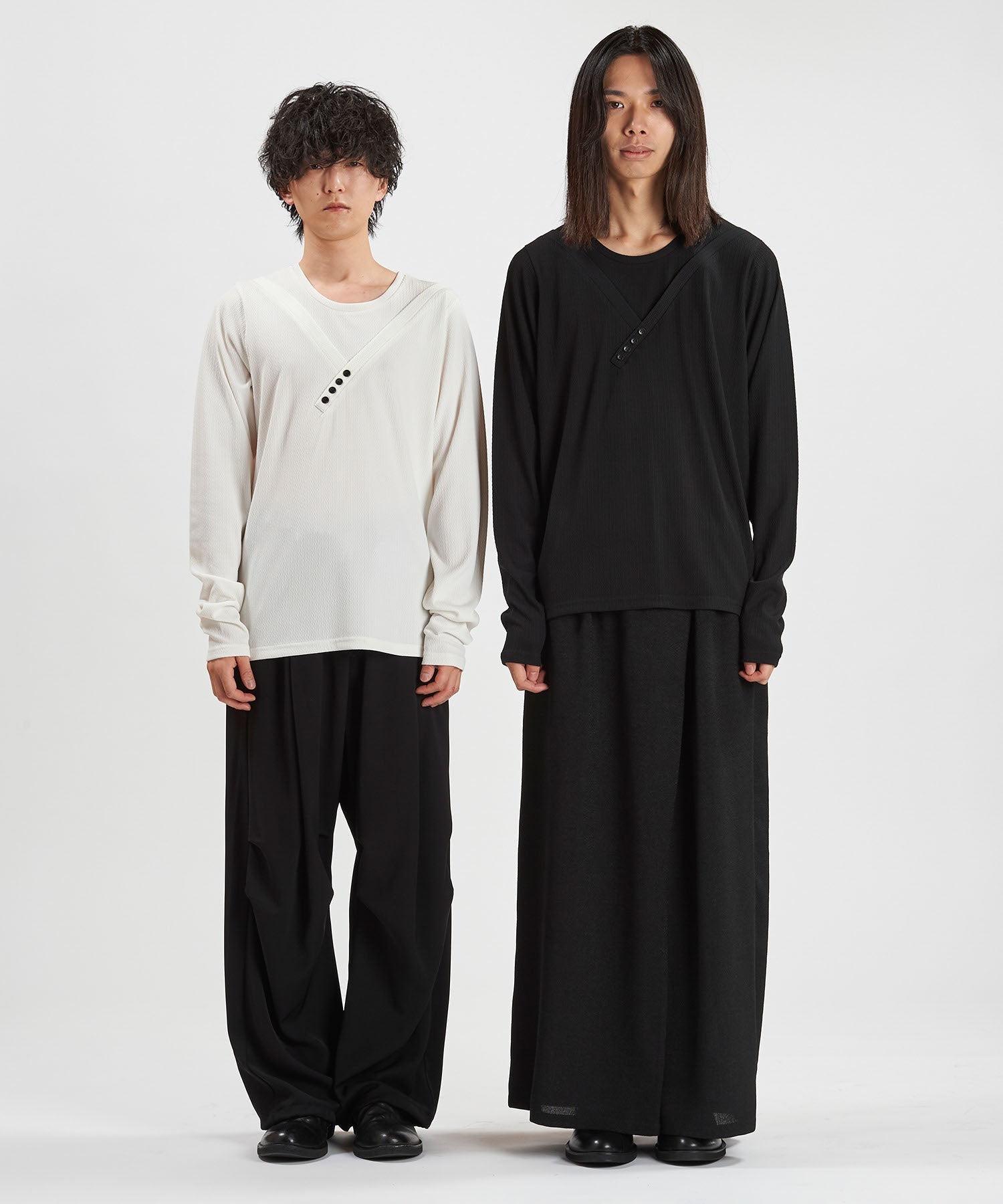 WHITE Model:H169cm / BLACK Model:H180cm