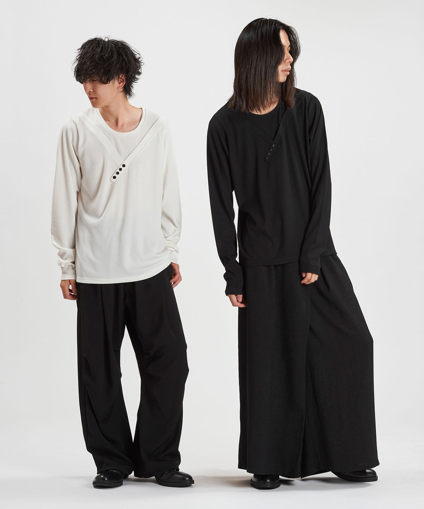 WHITE Model:H169cm / BLACK Model:H180cm