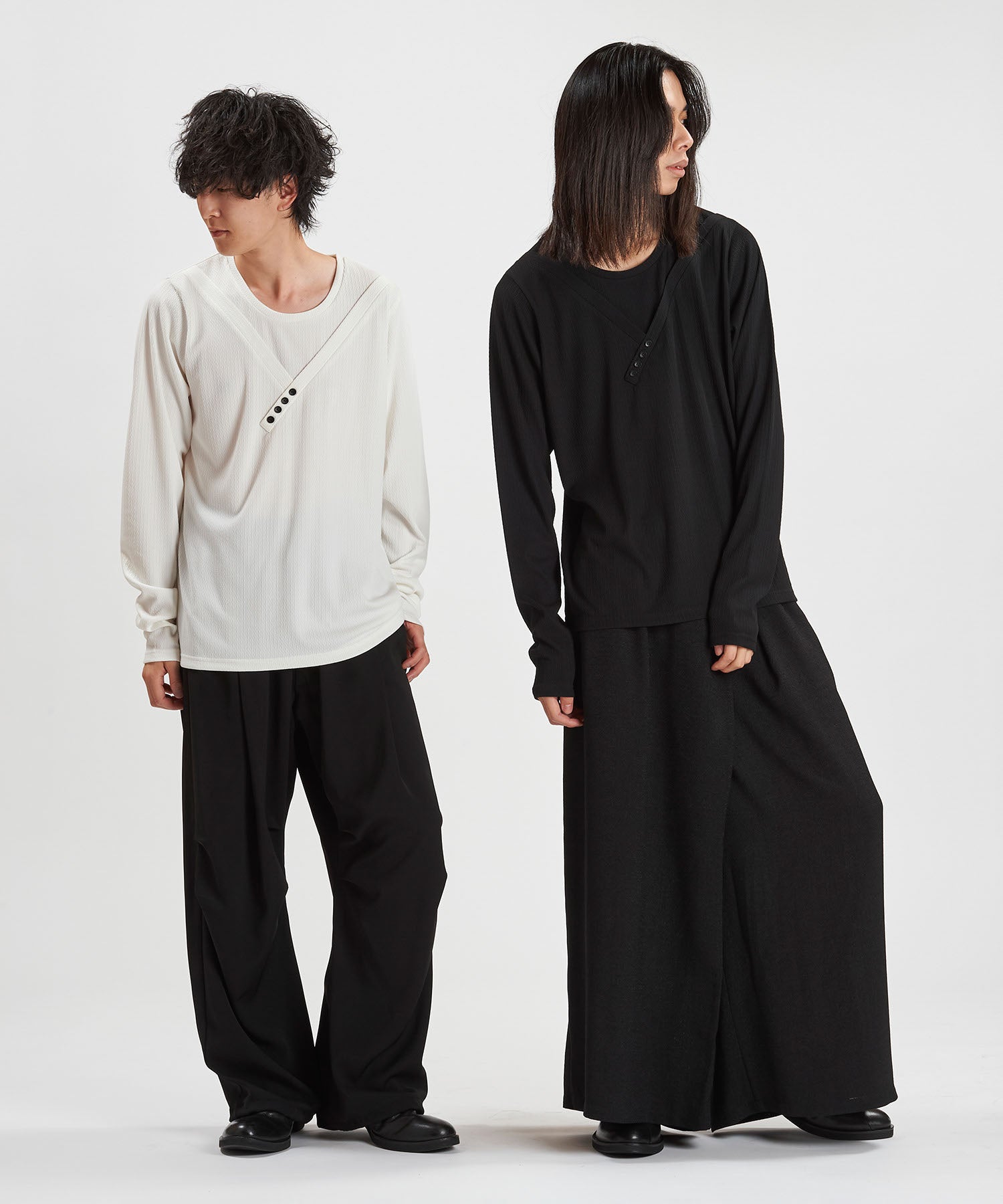 WHITE Model:H169cm / BLACK Model:H180cm