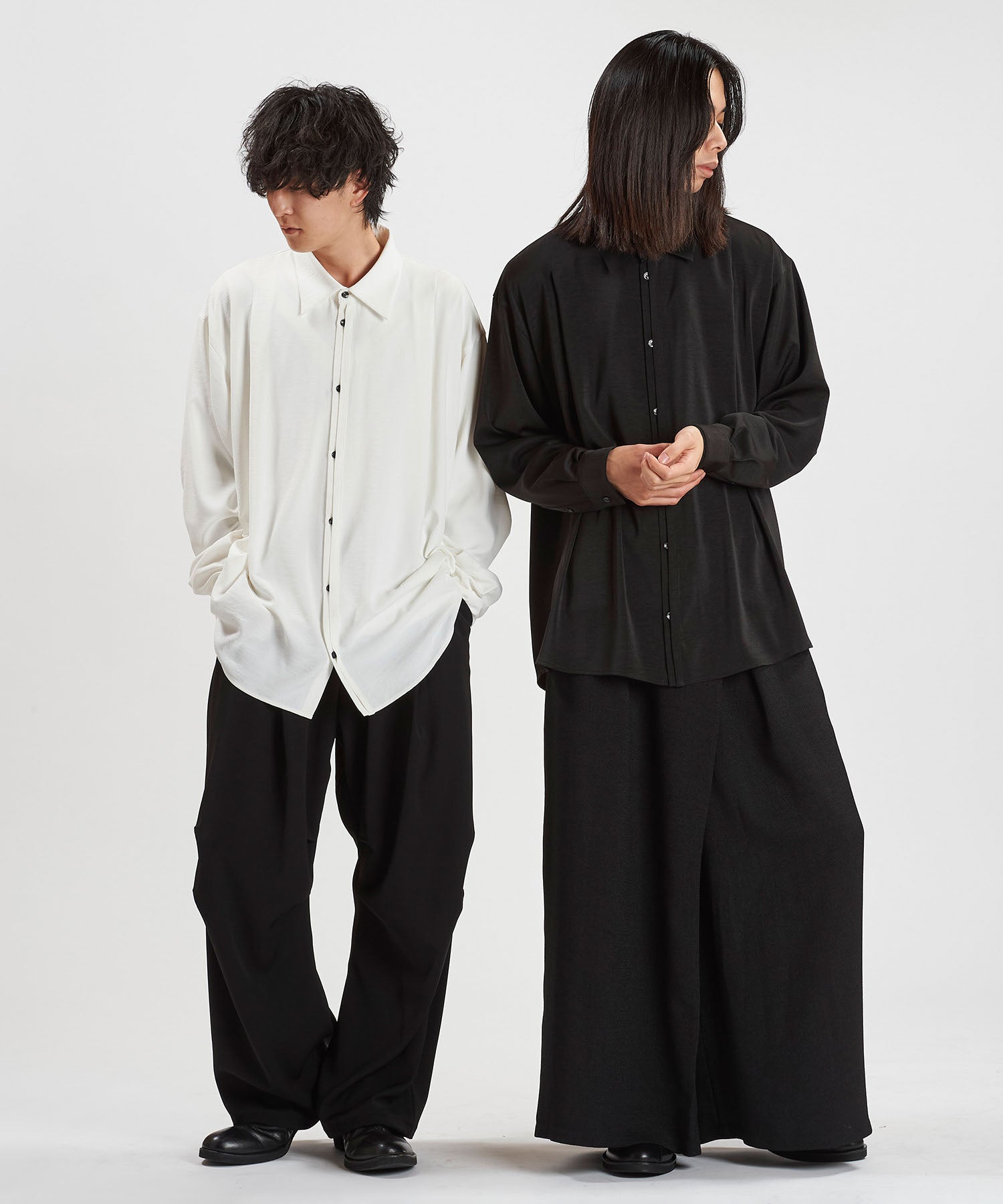 WHITE Model:H169cm / BLACK Model:H180cm