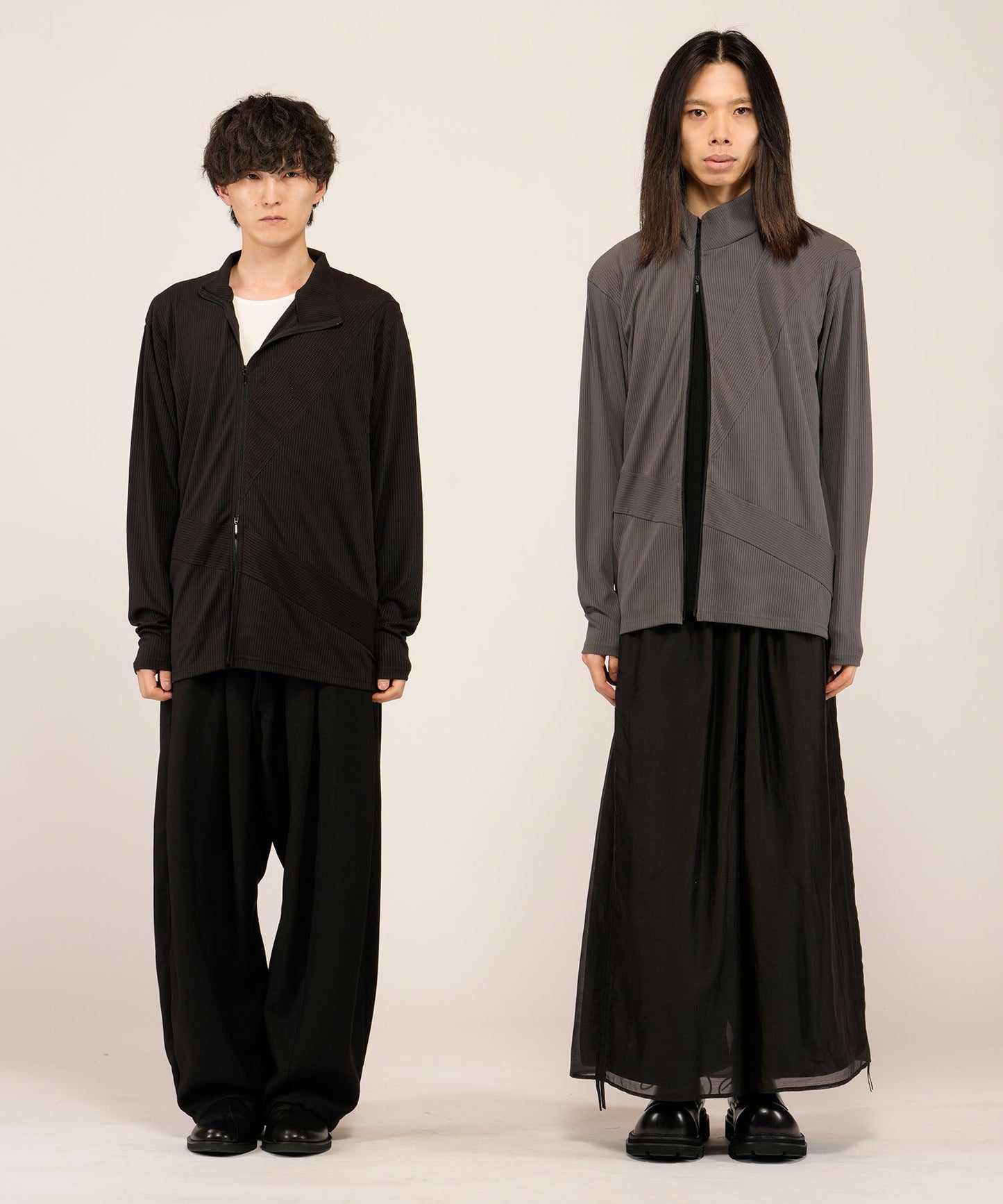 BLACK Model:H169cm / GRAY Model:H180cm